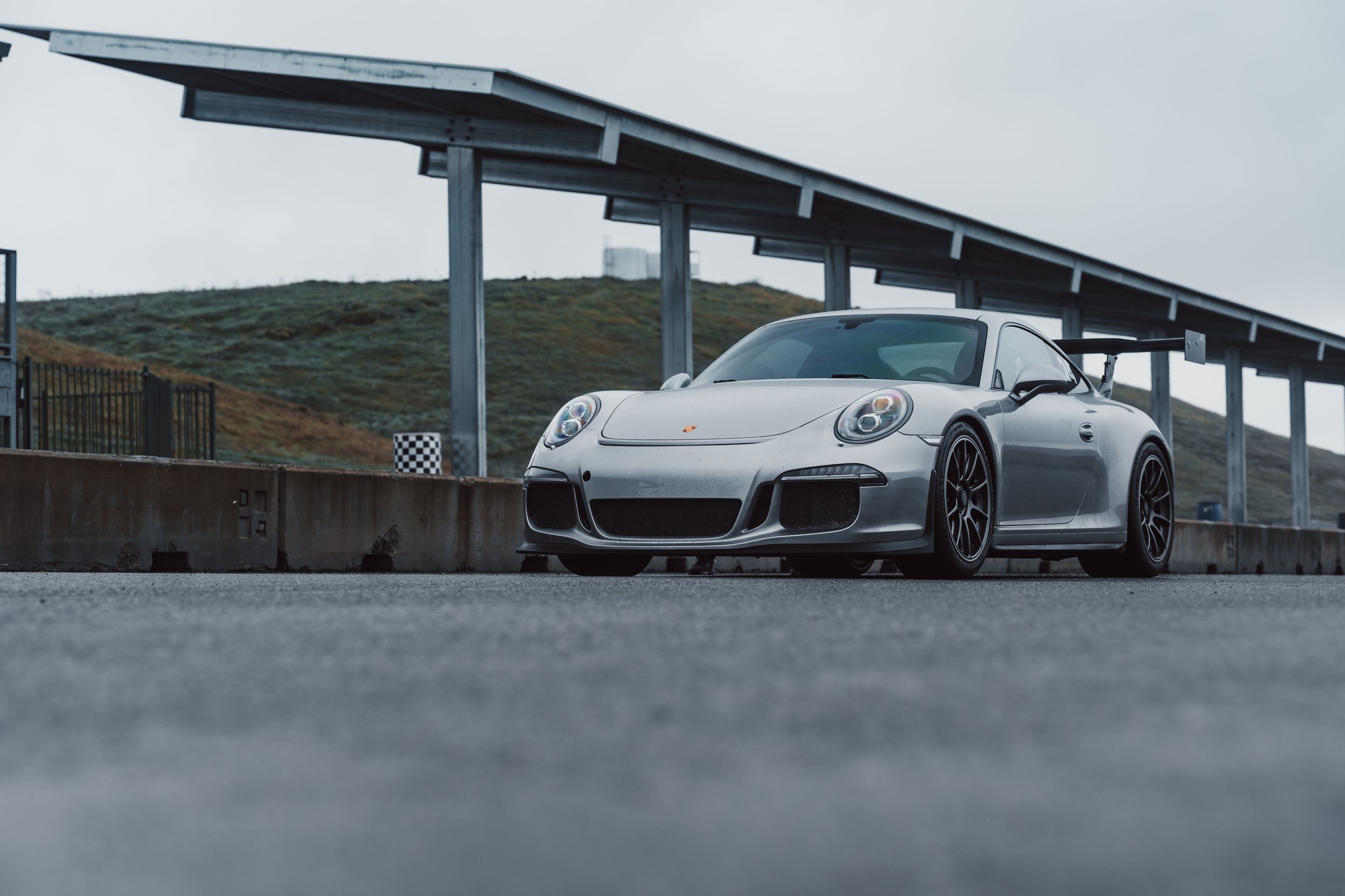 Silver Porsche 911 991.1 GT3 with 19" SM-10RE Apex wheels in Anthracite