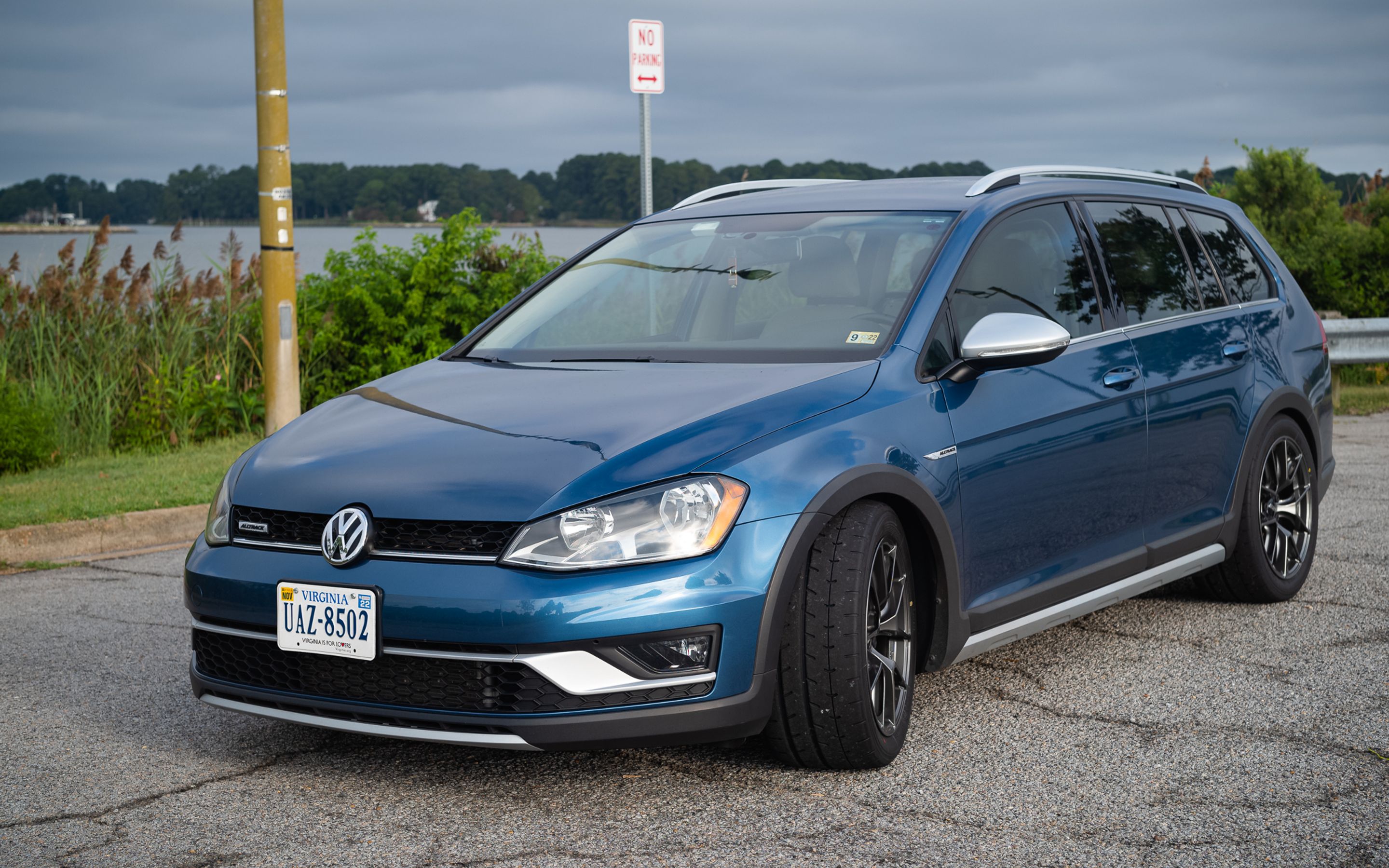 Blue VW MK7 Alltrack/SportWagen Alltrack with 17" VS-5RS Apex wheels in Anthracite
