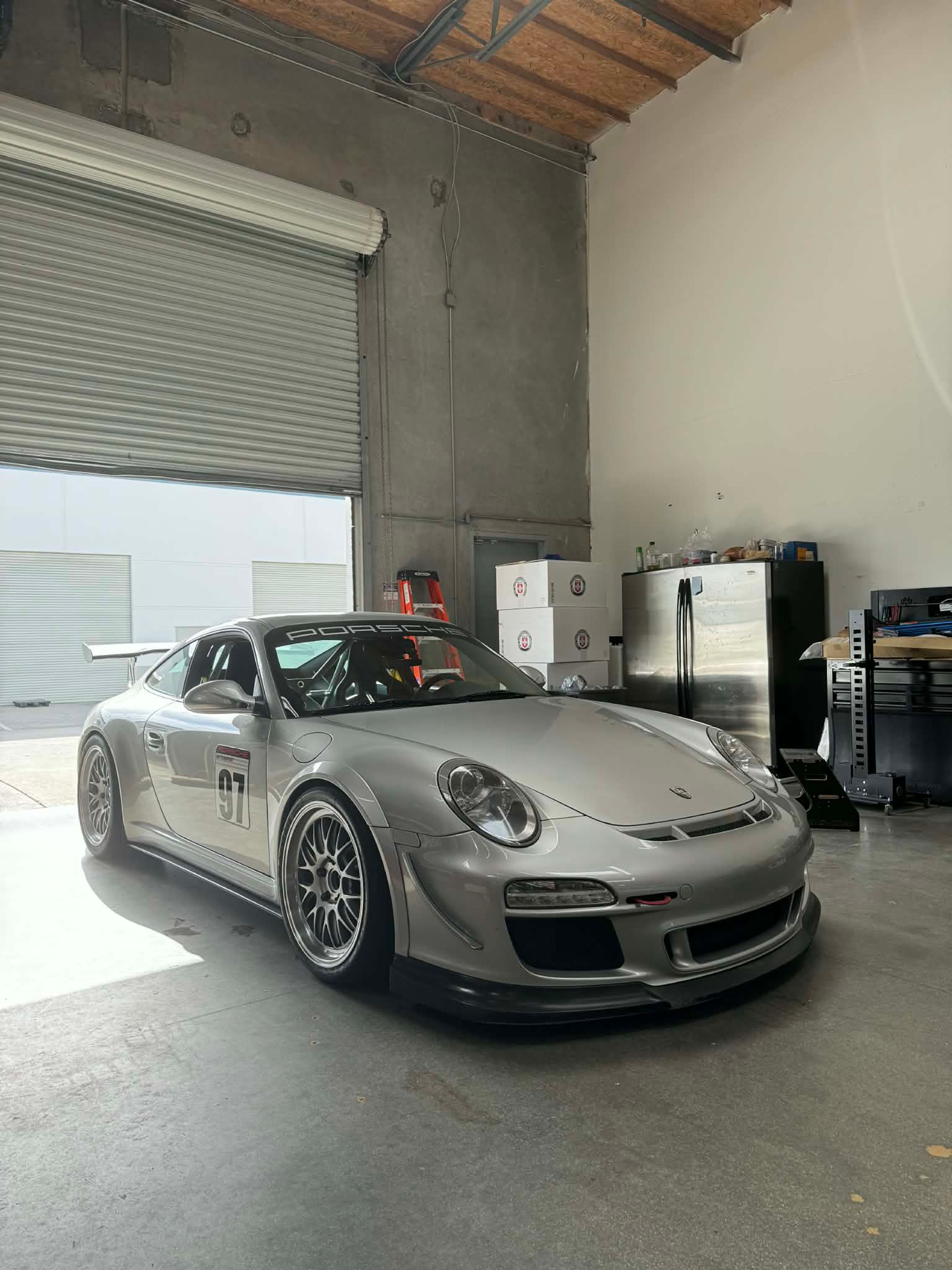 Silver Porsche 911 997 GT3 with 19" ML-10RT Apex wheels in Machined Lip Race Silver