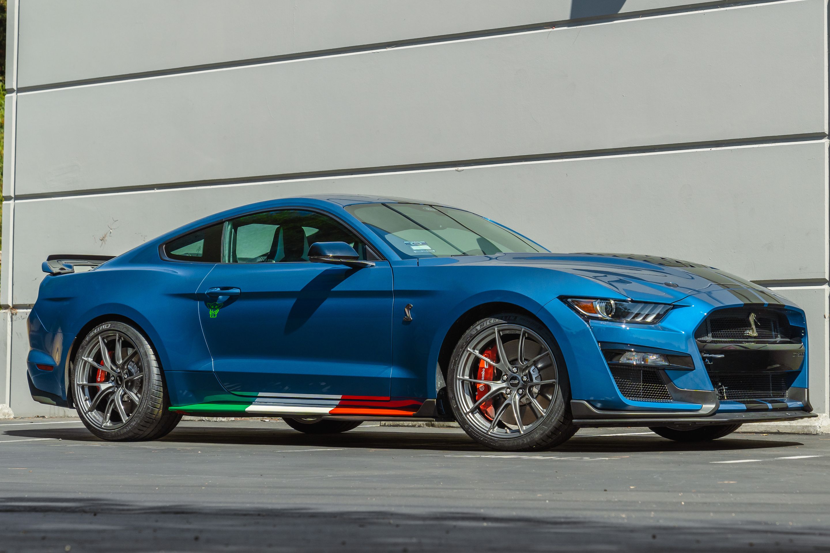 Blue Ford S550 Mustang GT500 with 20" VS-5RS Apex wheels in Anthracite