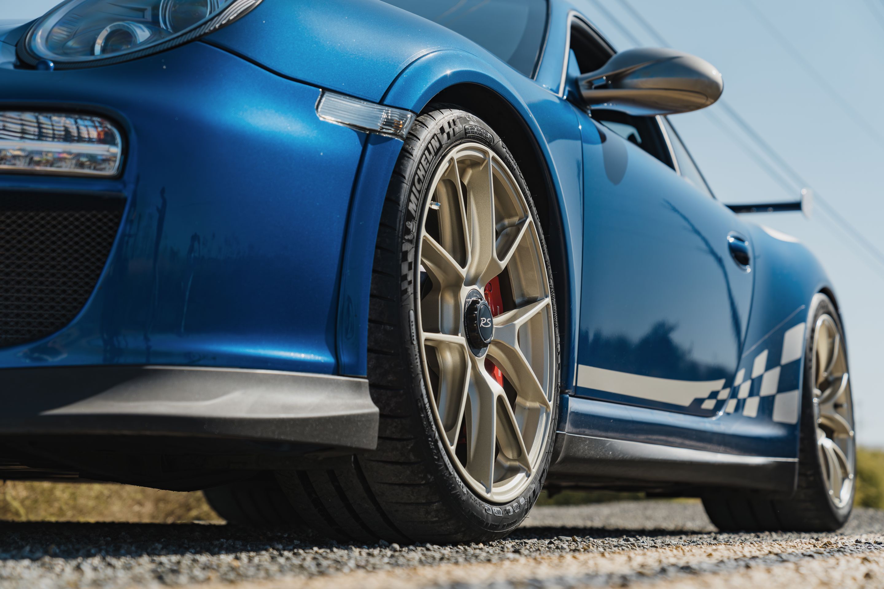 Blue Porsche 911 997 GT3 RS with 19" VS-5RS Apex wheels in Motorsport Gold