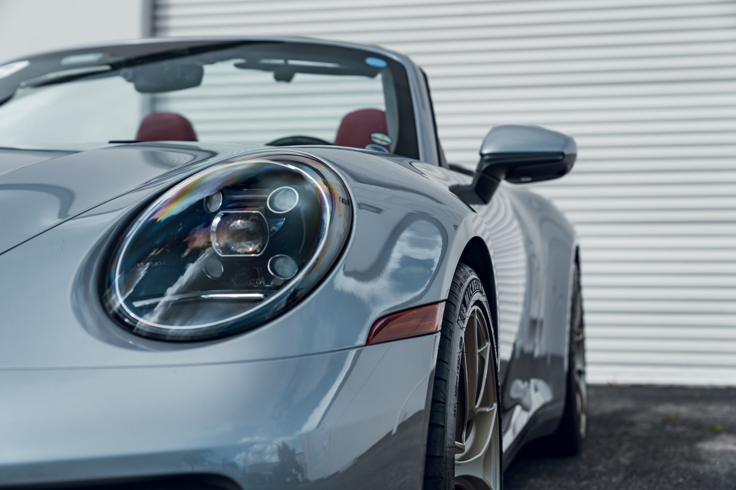 Silver Porsche 911 992.1 Carrera S with 19"/20" VS-5RS Apex wheels in Motorsport Gold
