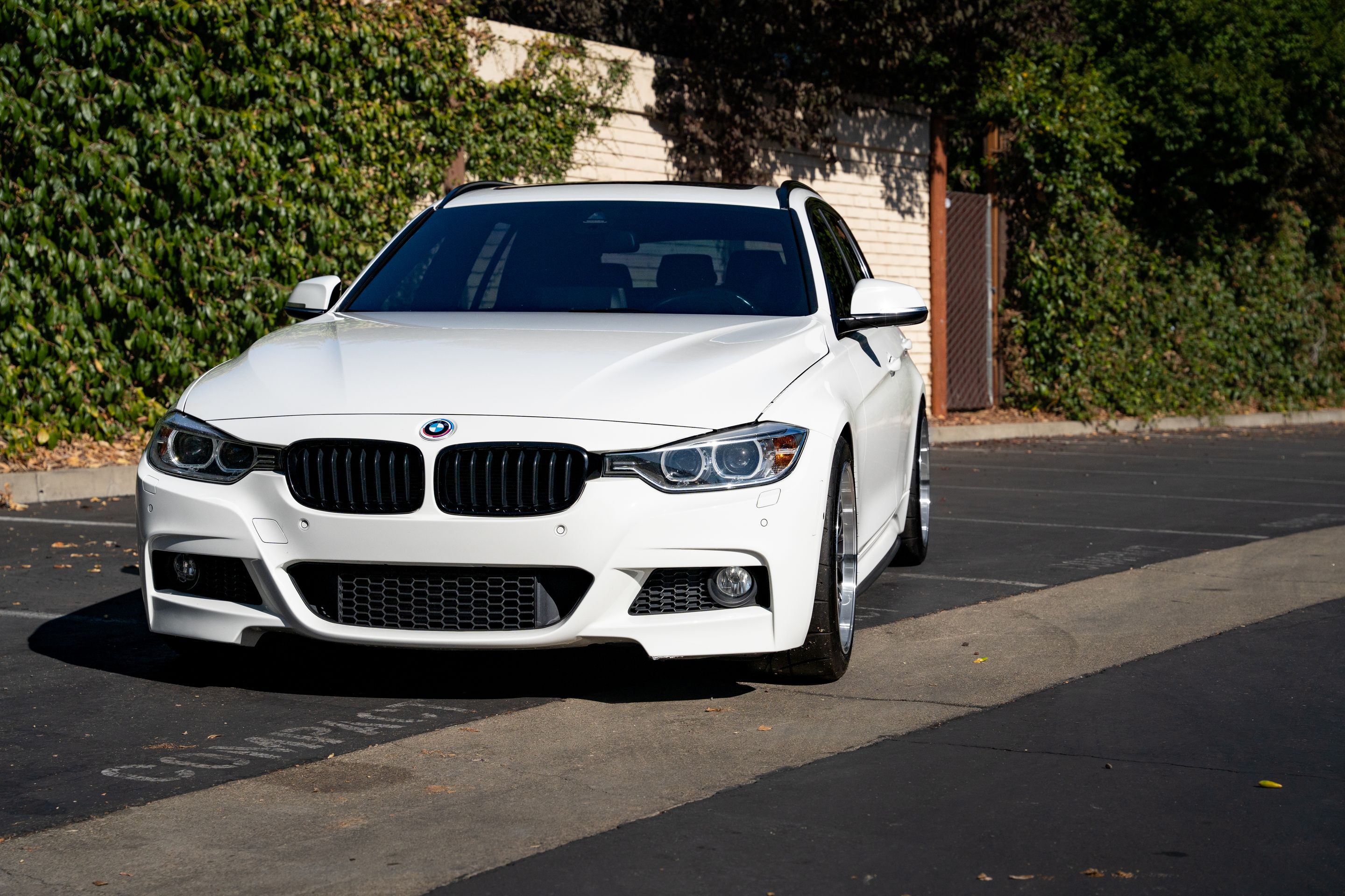 White BMW F31 Wagon 3 Series with 18" ML-10RT Apex wheels in Machined Lip Anthracite