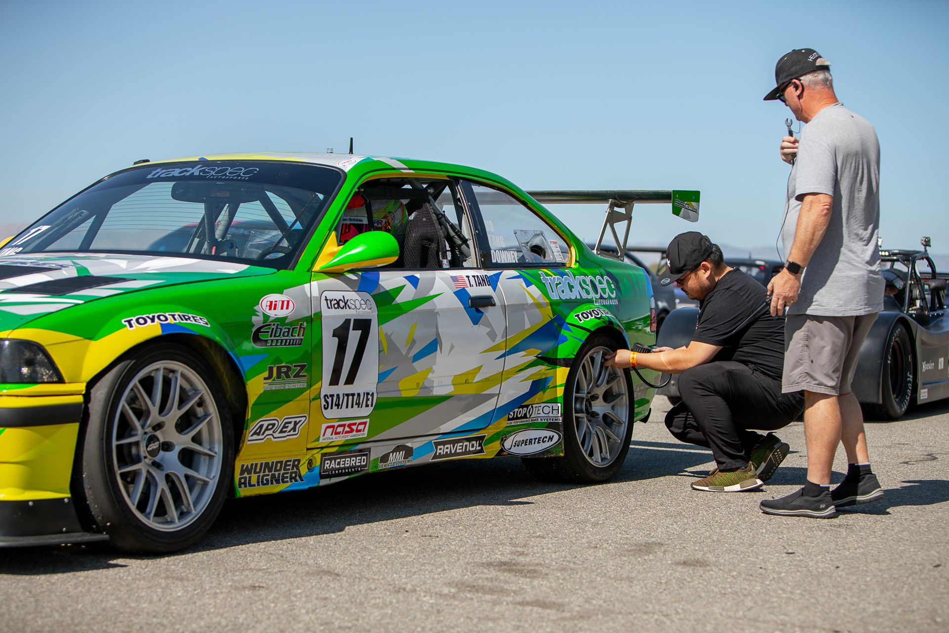 Race Livery BMW E36 M3 with 18" EC-7R Apex wheels in Brushed Clear