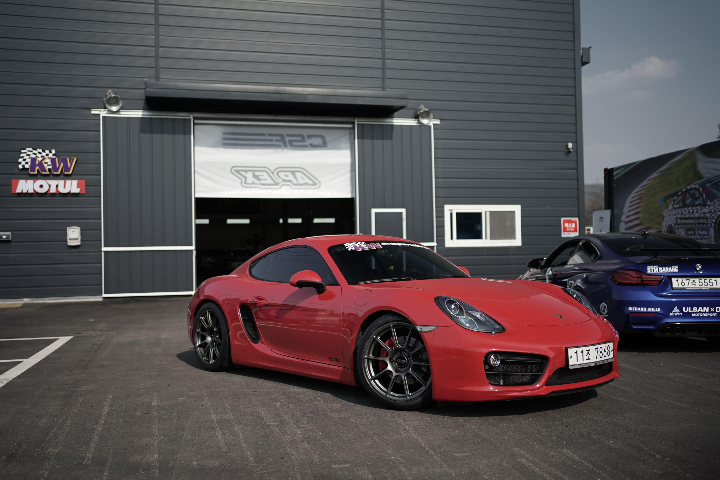 Red Porsche 981 Cayman S with 19" SM-10 Apex wheels in Anthracite