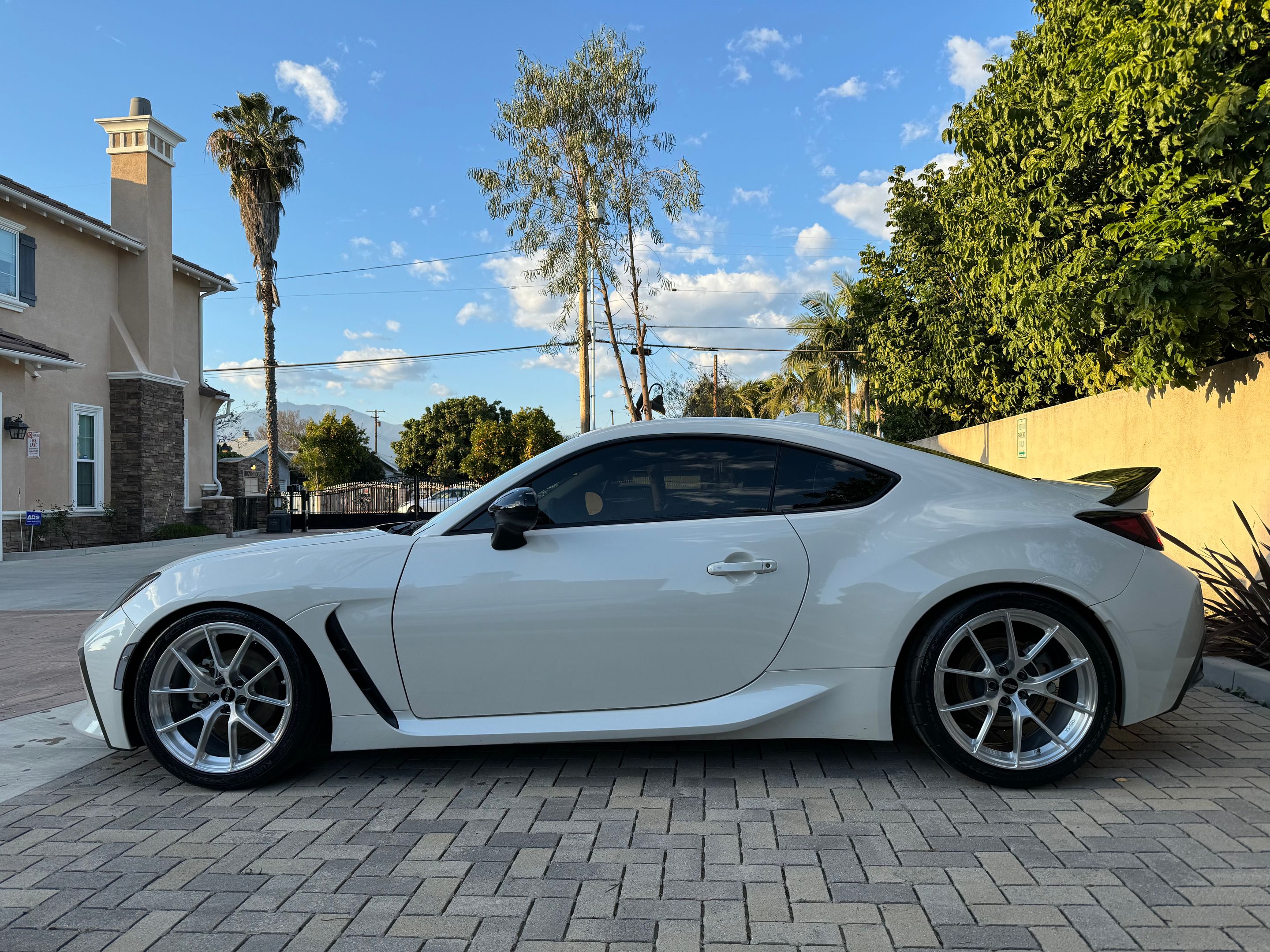 White Toyota GR86 with 18" VS-5RS Apex wheels in Brushed Clear