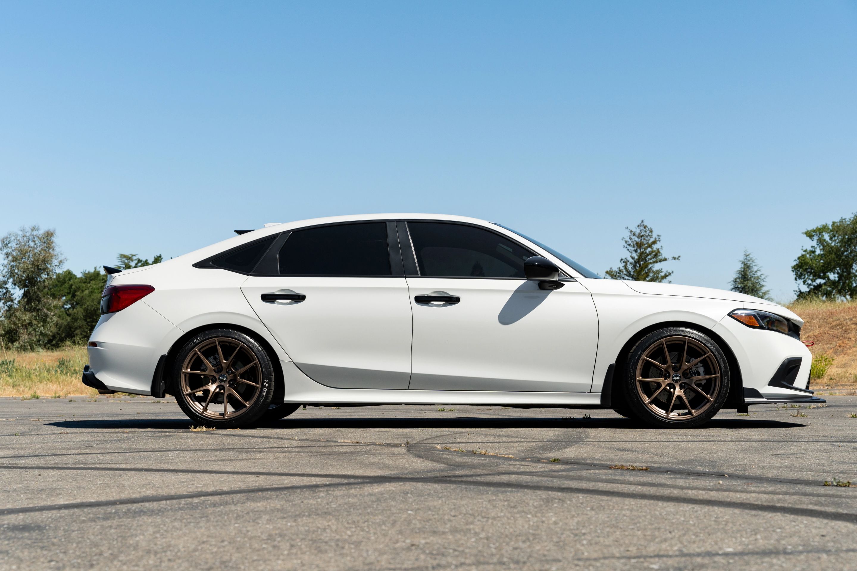White Honda 11th Gen Civic with 18" VS-5 Apex wheels in Satin Bronze