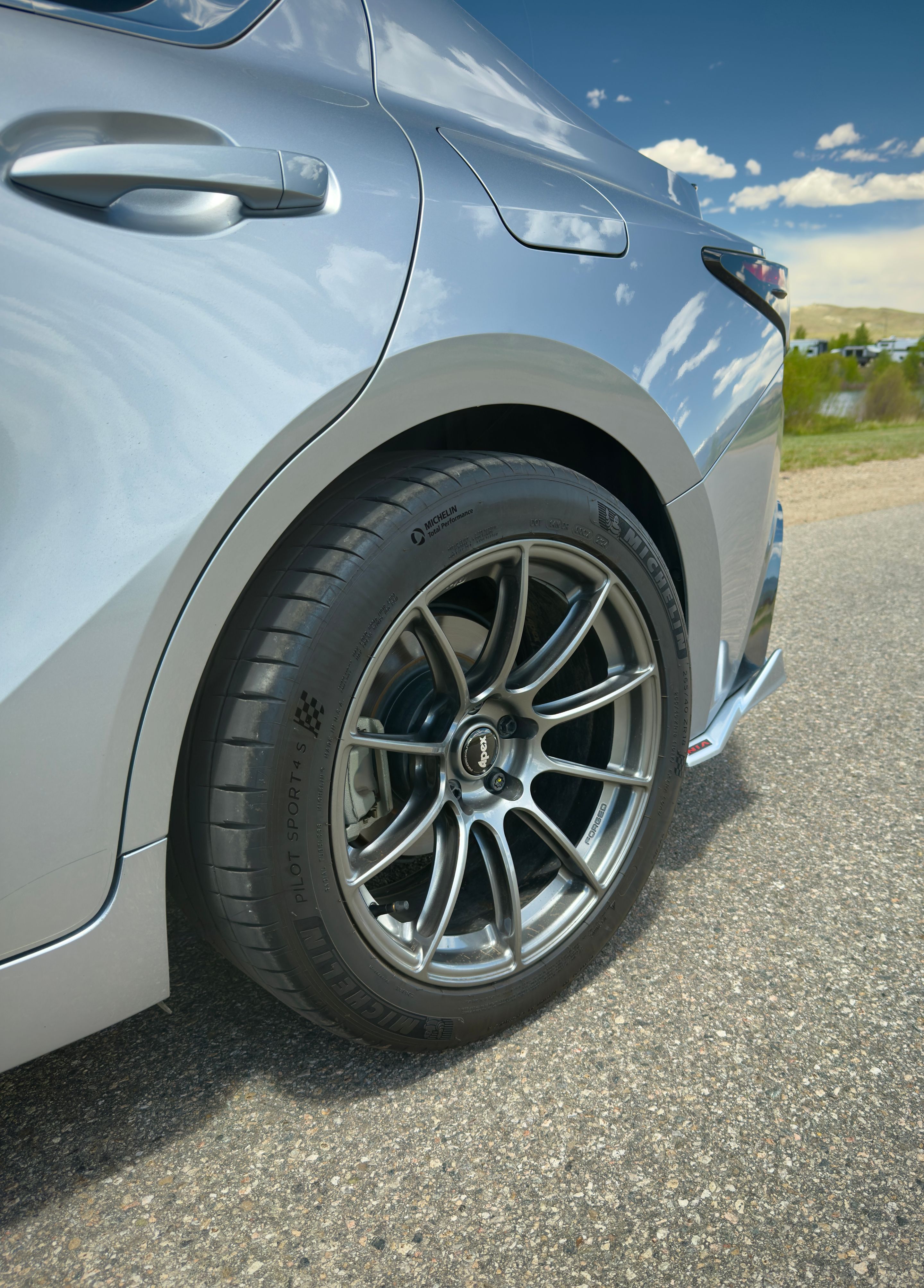 Silver Lexus XE30 IS with 18" SM-10RS Apex wheels in Anthracite