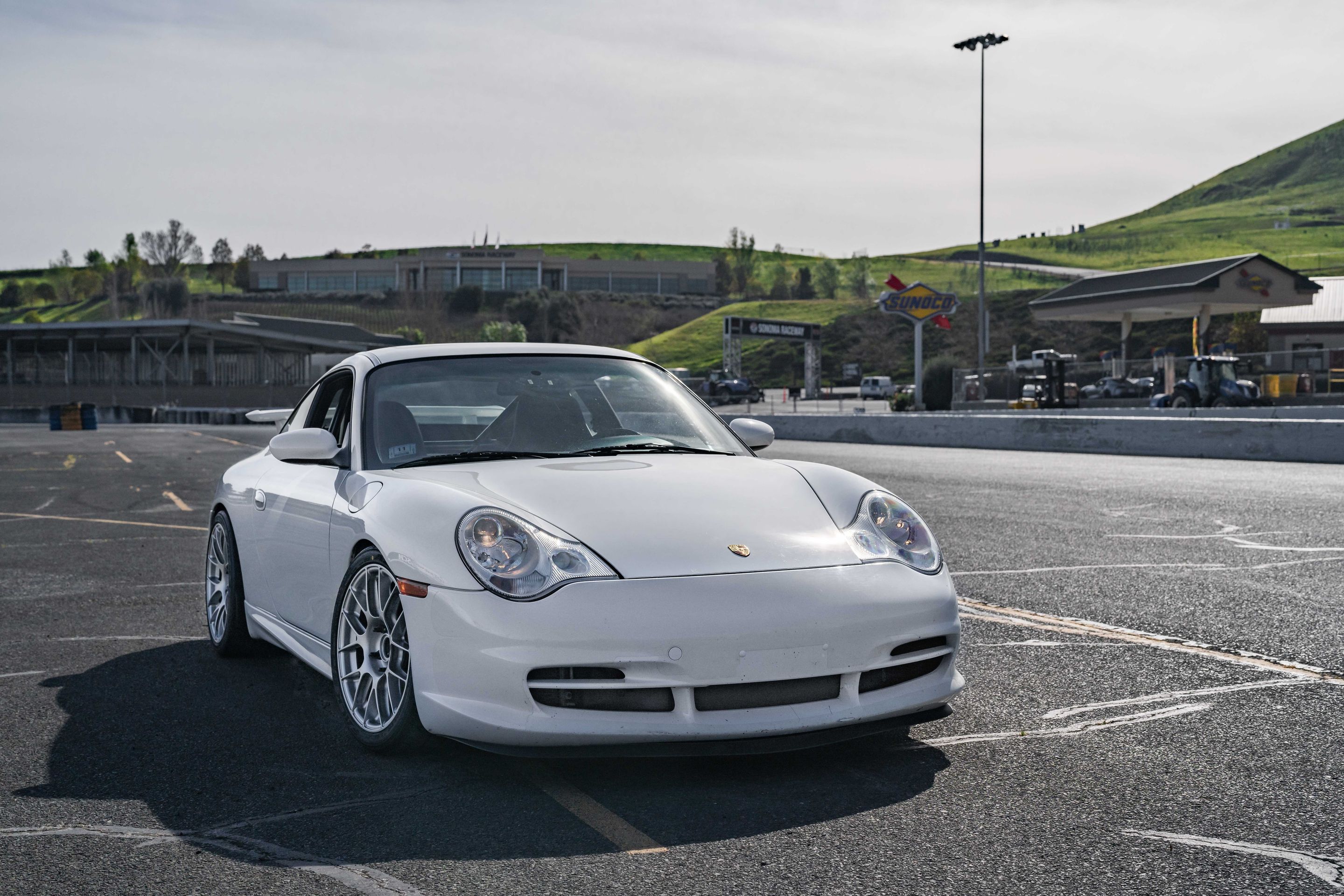 White Porsche 911 996 Carrera with 18" EC-7RS Apex wheels in Race Silver