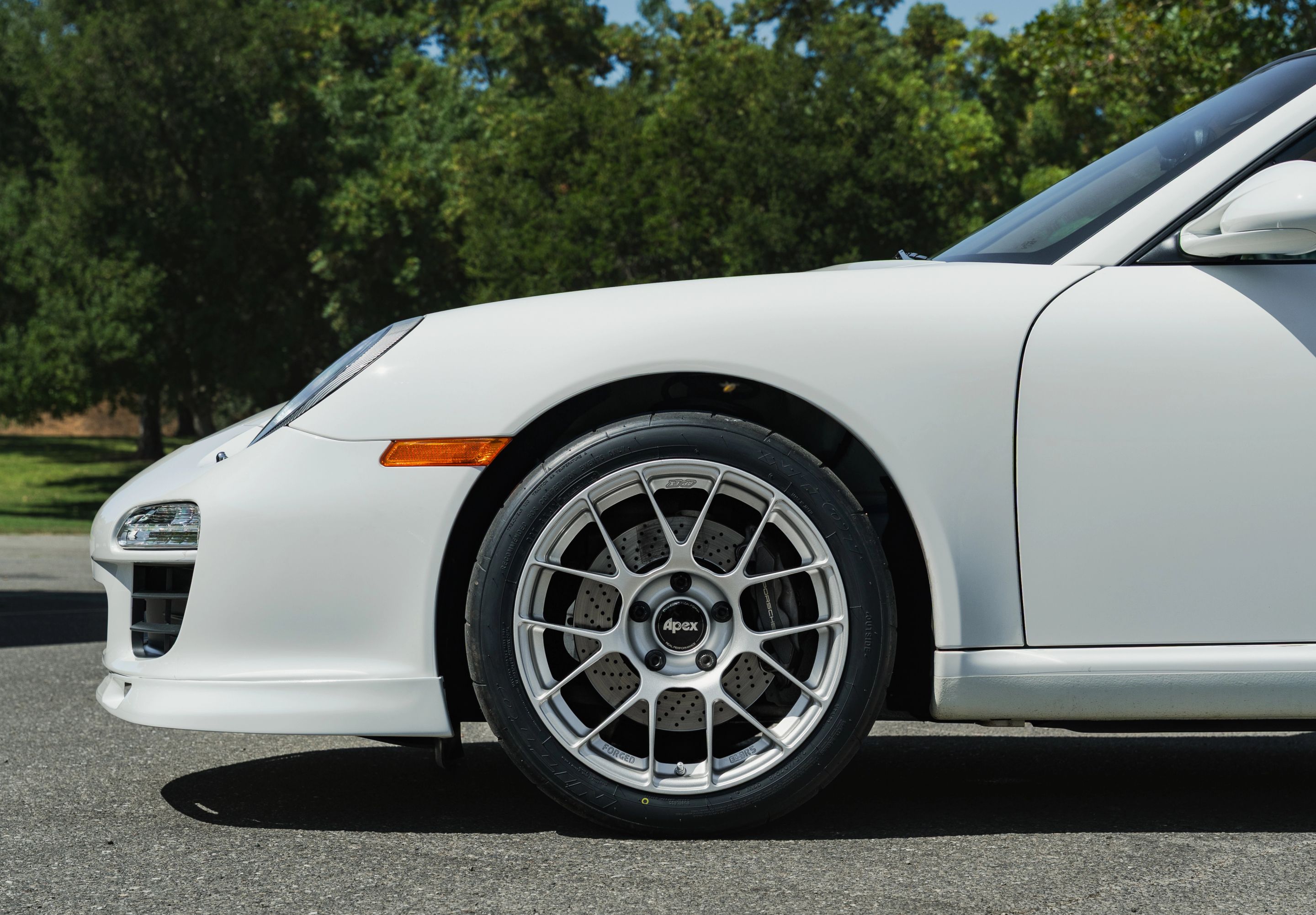 White Porsche 911 997 Carrera with 18" EC-7RS Apex wheels in Race Silver