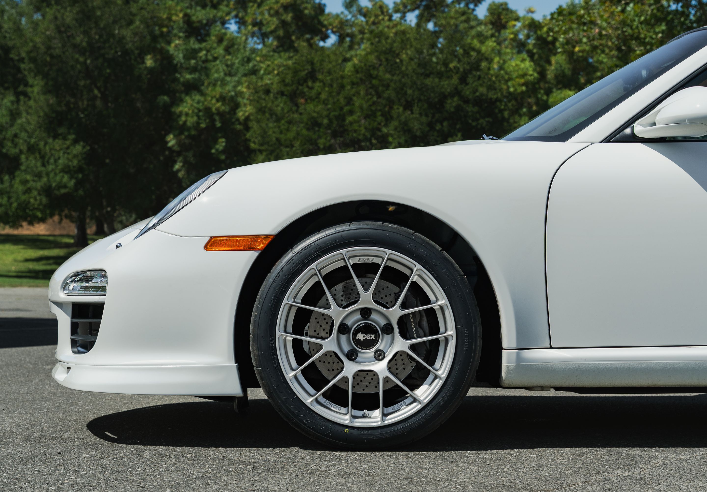 White Porsche 911 997 Carrera with 18" EC-7RS Apex wheels in Race Silver