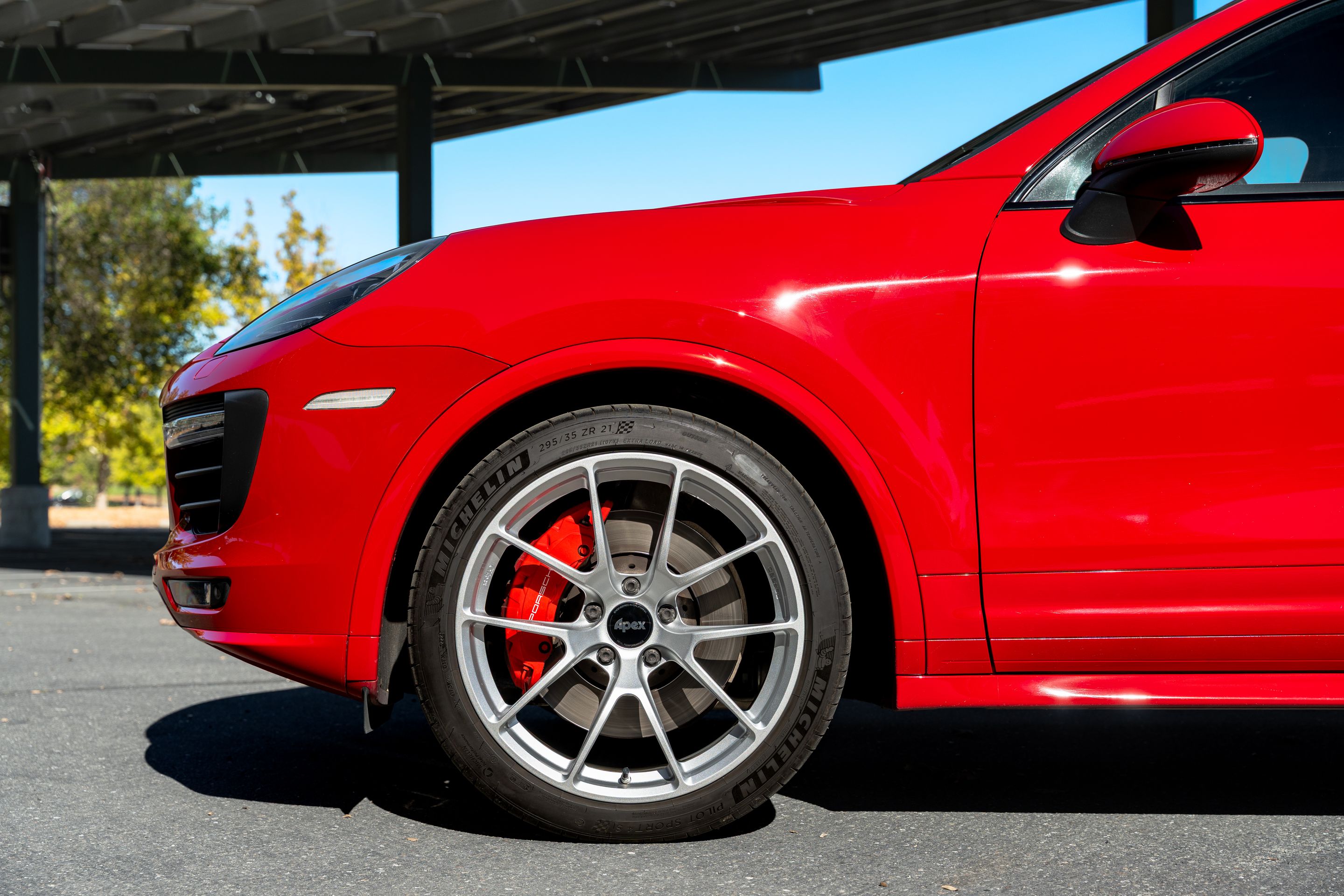 Red Porsche 958 Cayenne with 21" VS-5RX Apex wheels in Race Silver