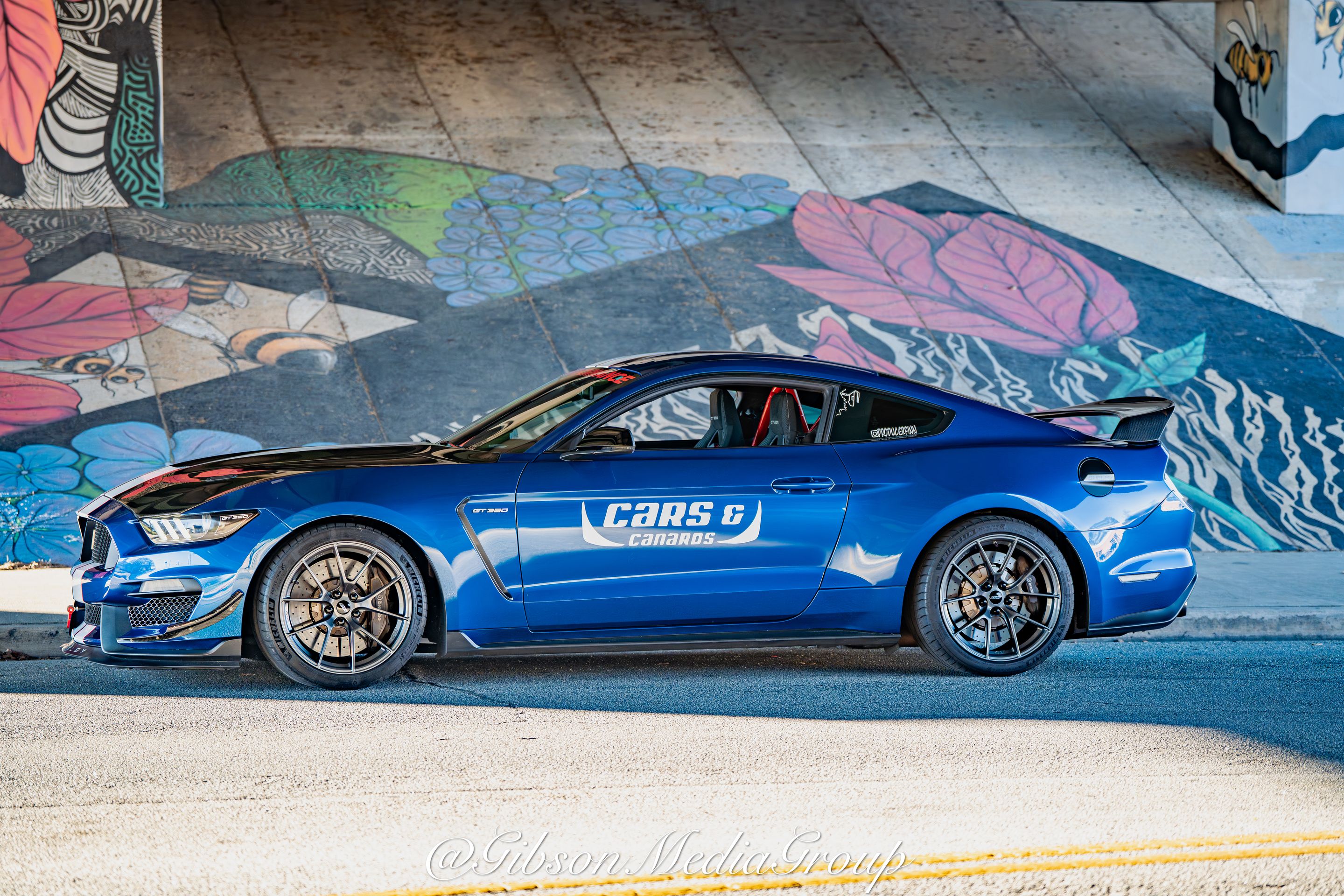 Blue Ford S550 Mustang GT350 with 19" VS-5RS Apex wheels in Anthracite