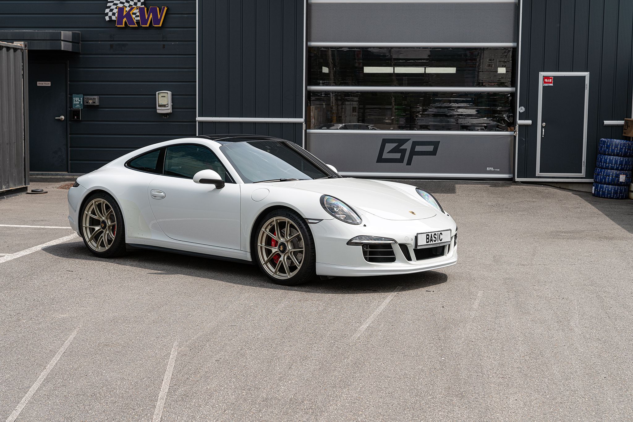 White Porsche 911 991.1 Carrera GTS with 20" VS-5RS Apex wheels in Motorsport Gold