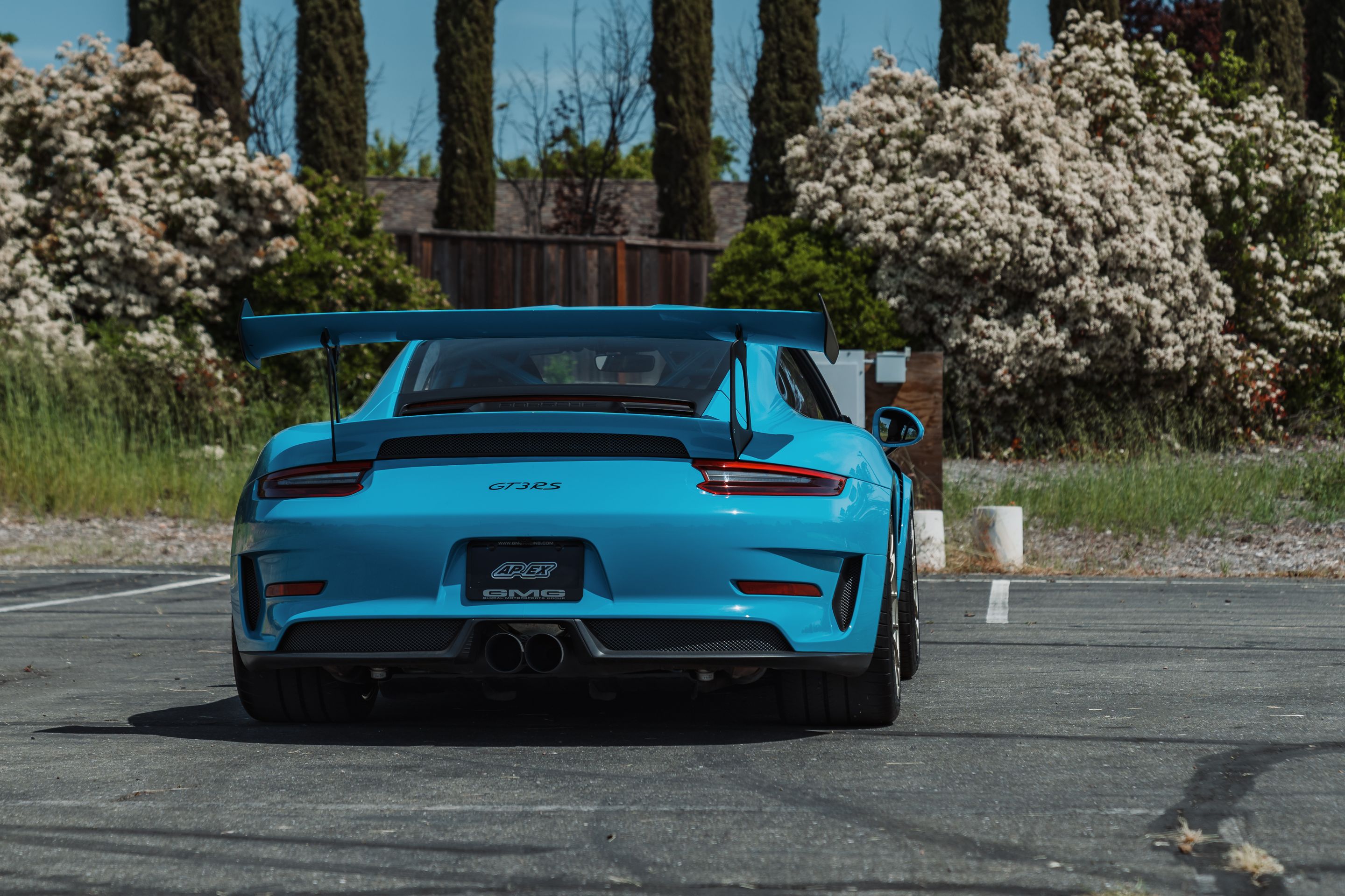 Blue Porsche 911 991.2 GT3 RS with 19" EC-7RS Apex wheels in Motorsport Gold