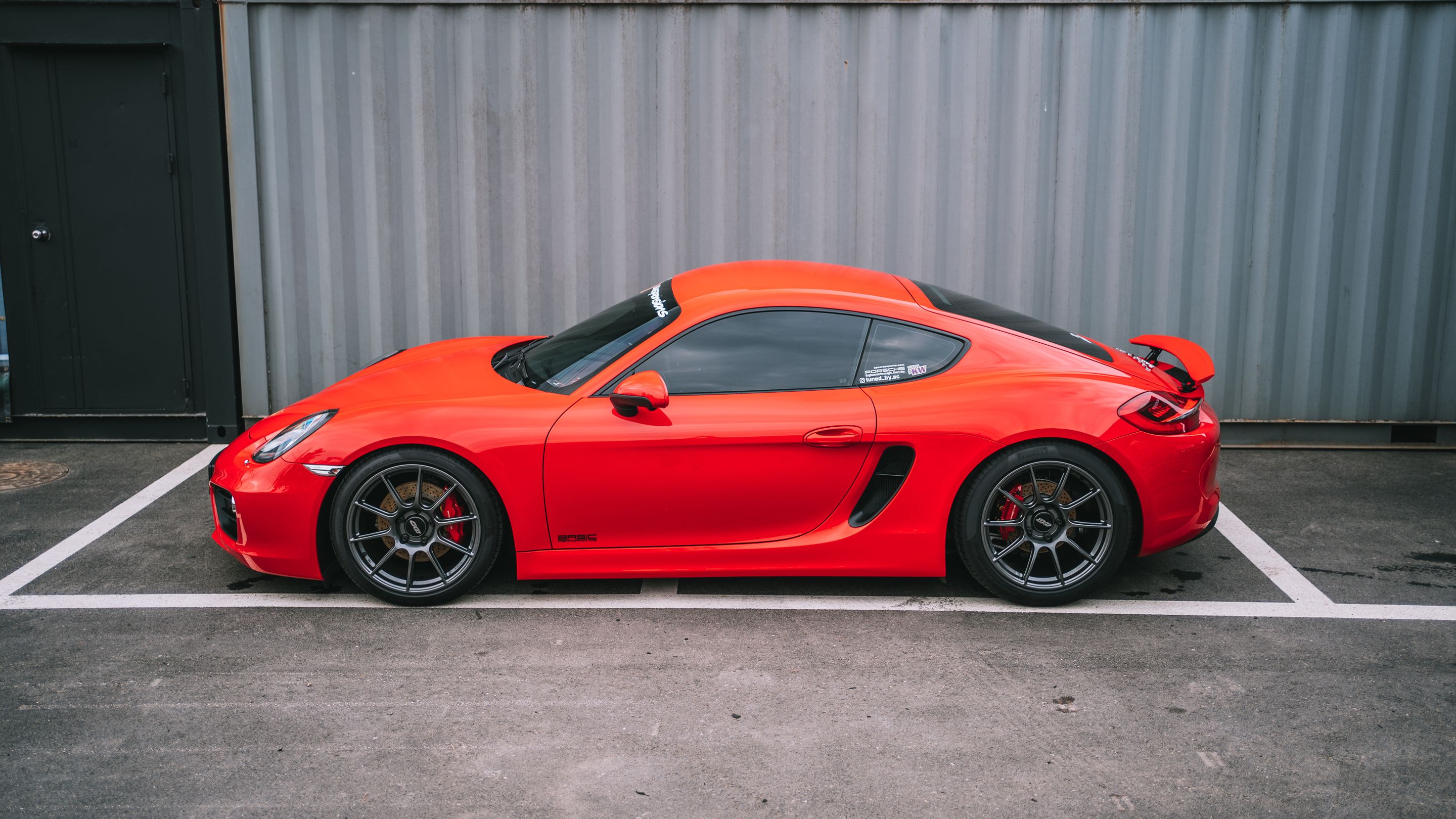 Red Porsche 981 Cayman S with 19" SM-10 Apex wheels in Anthracite