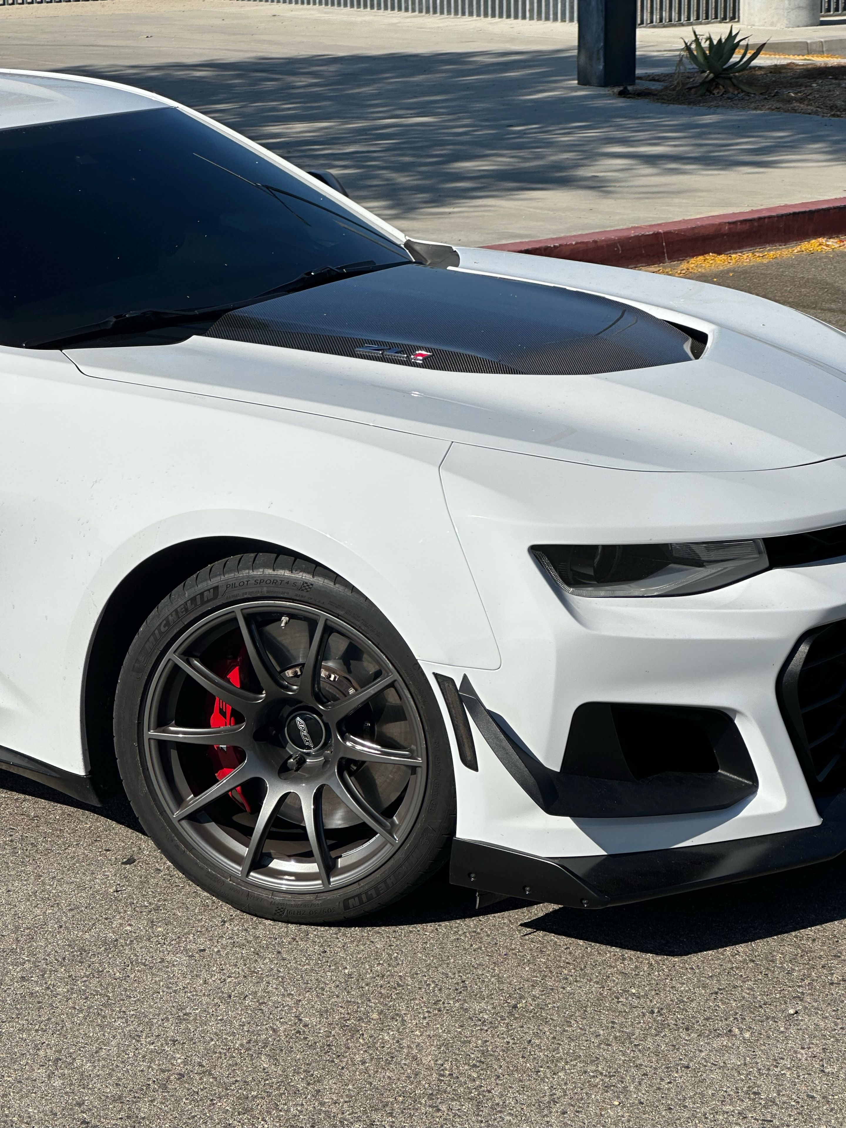 White Chevrolet 6th Gen Camaro ZL1 1LE with 19" SM-10 Apex wheels in Anthracite