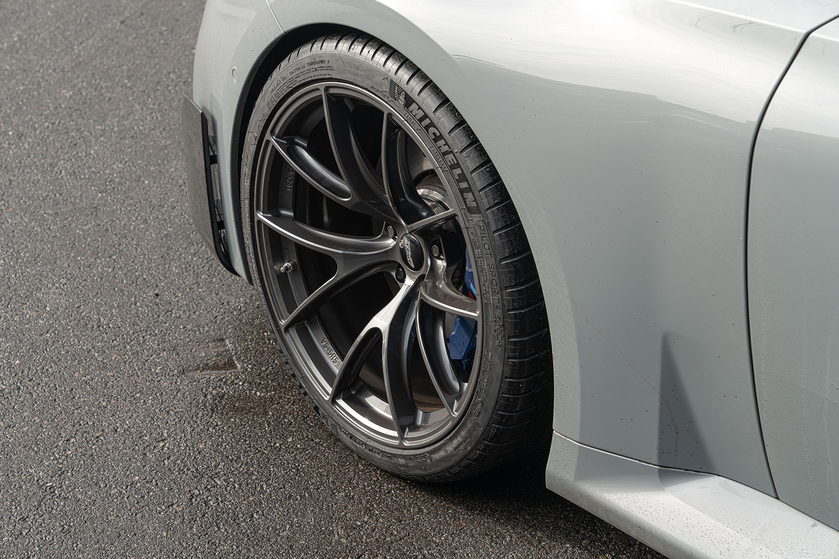 Grey BMW G87 M2 with 20" VS-5RS Apex wheels in Anthracite