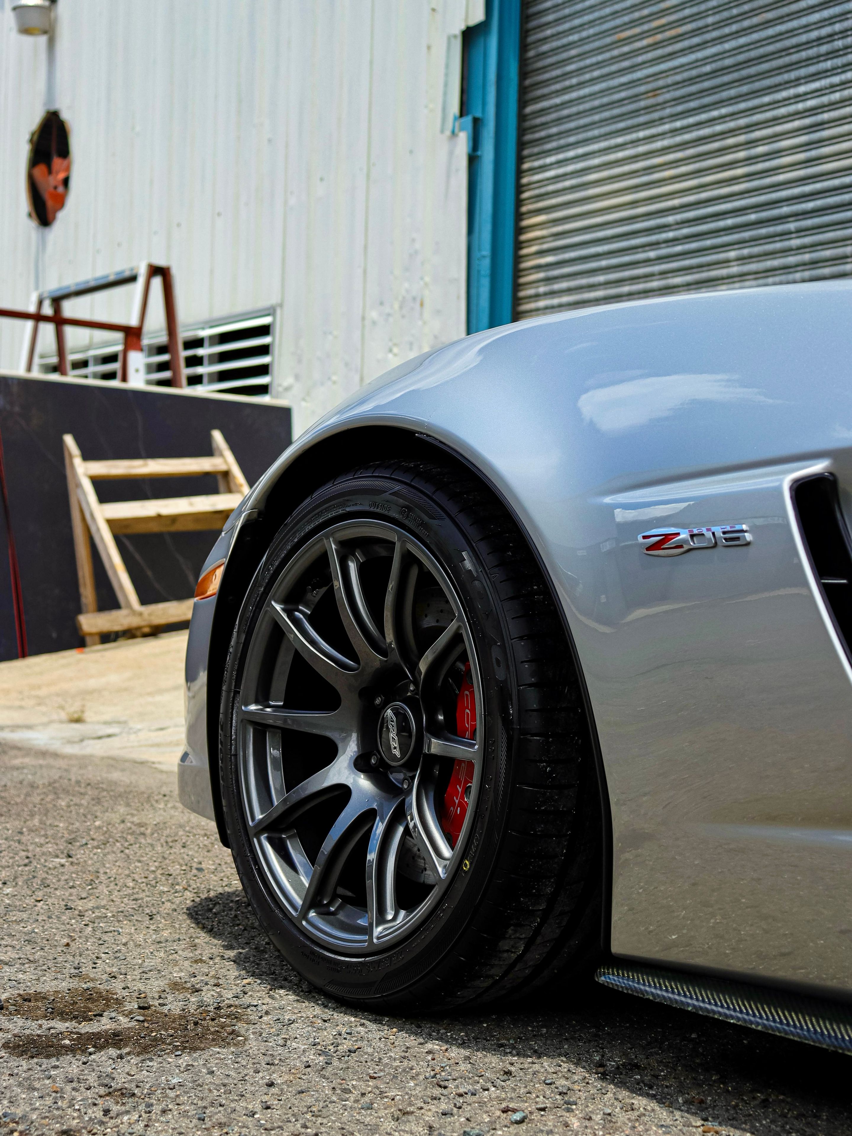 Silver Chevrolet C6 Corvette Z06 with 18" SM-10 Apex wheels in Anthracite