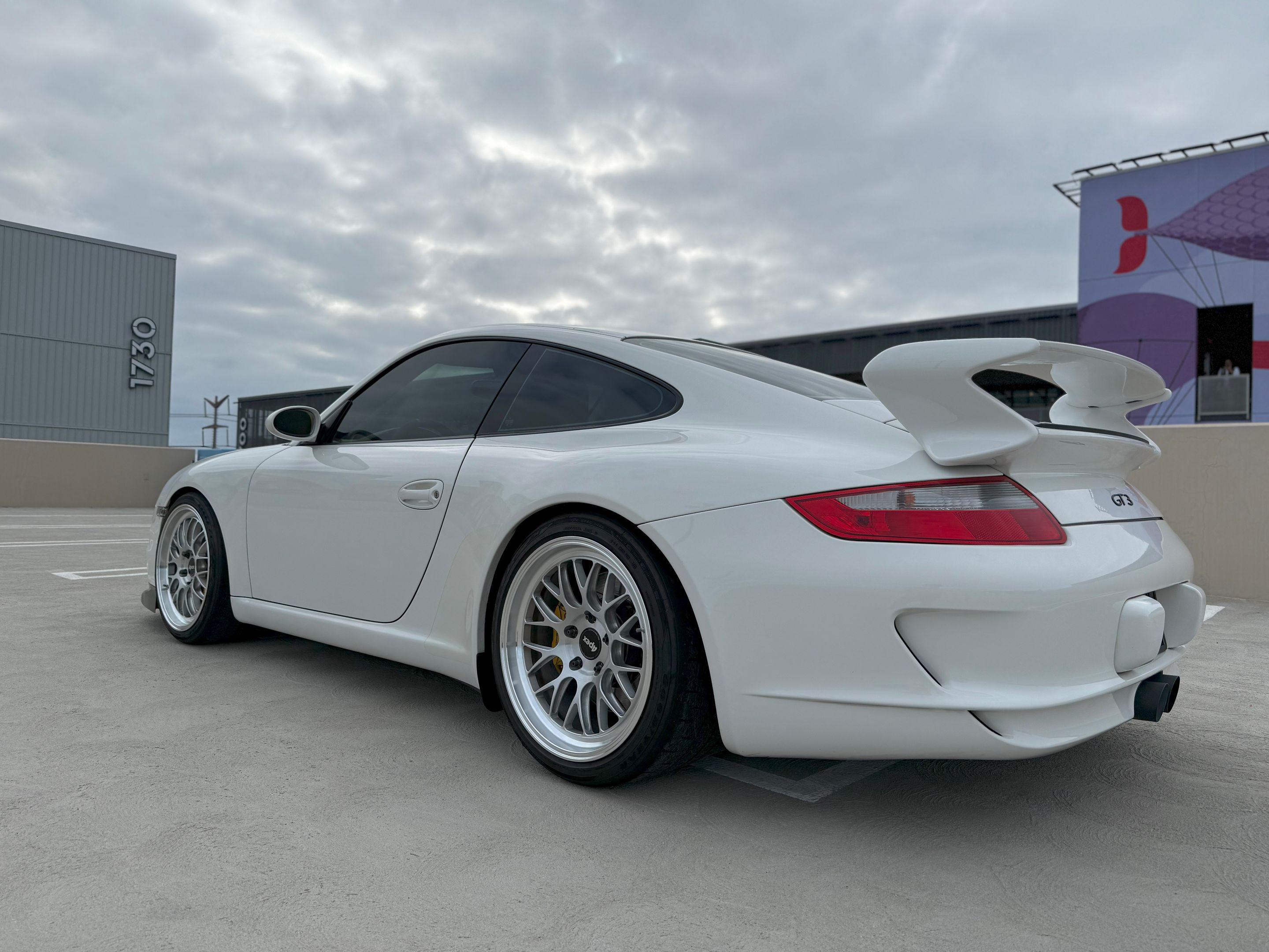 White Porsche 911 997 GT3 with 19" ML-10RT Apex wheels in Machined Lip Brushed Clear