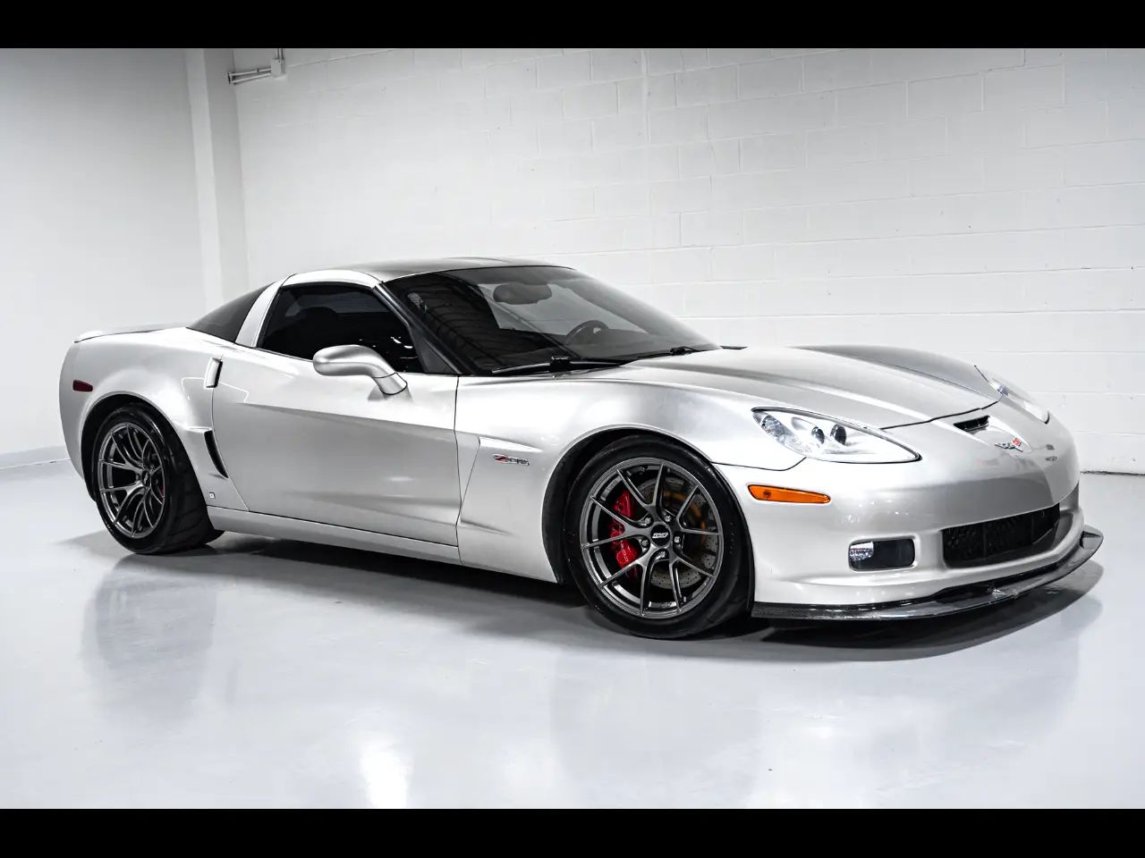 Silver Chevrolet C6 Corvette Z06 with 18"/19" VS-5RS Apex wheels in Anthracite