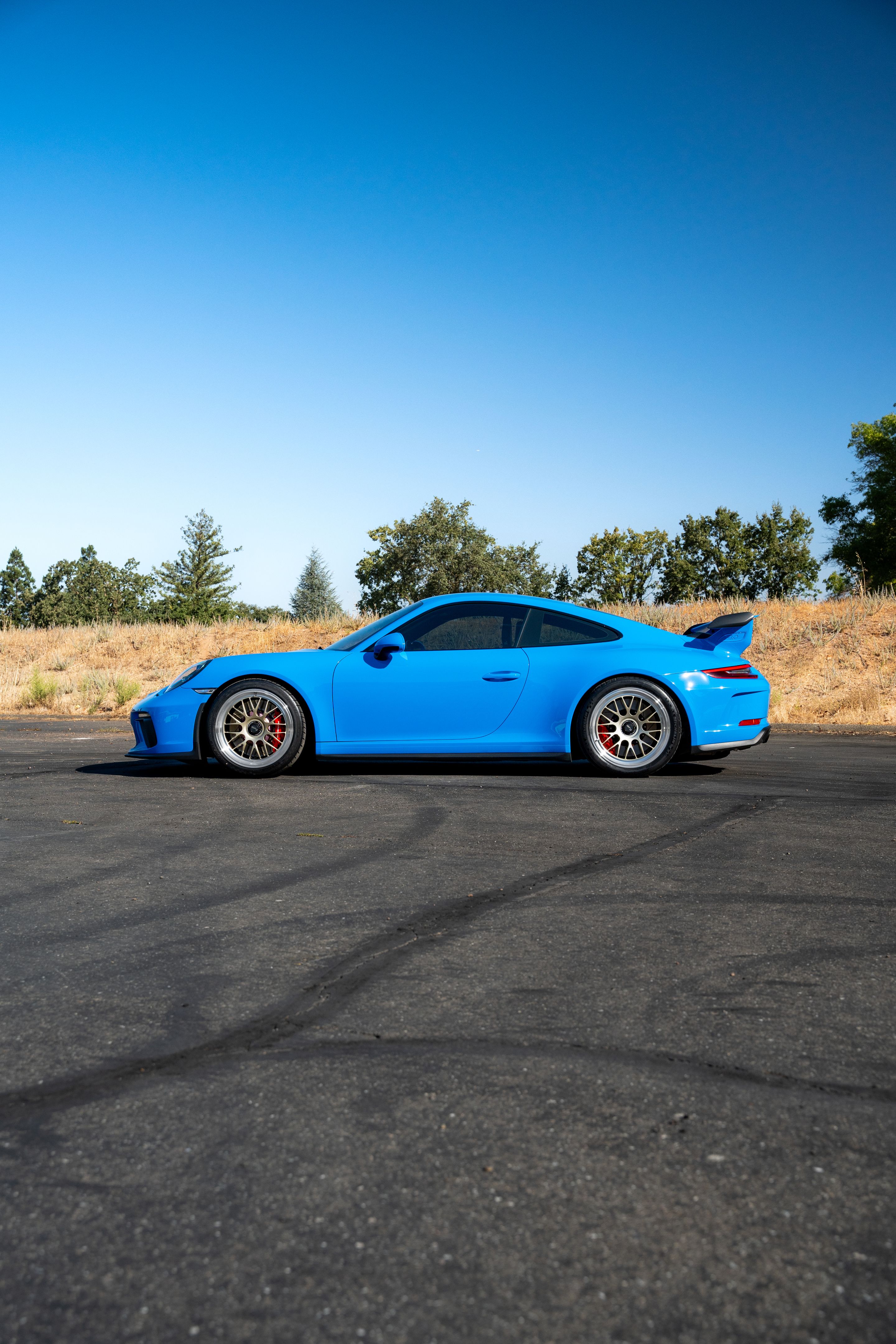 Blue Porsche 911 991.2 GT3 with 19" ML-10RT Apex wheels in Machined Lip Gloss Motorsport Gold