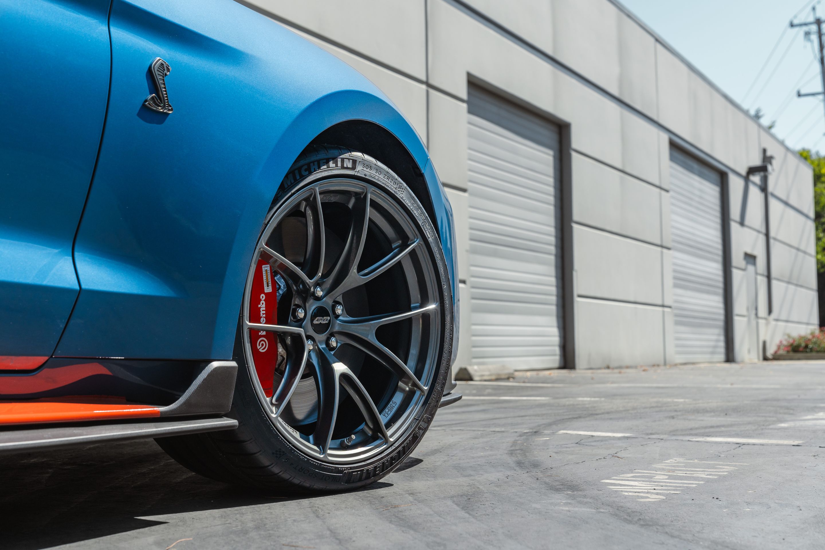 Blue Ford S550 Mustang GT500 with 20" VS-5RS Apex wheels in Anthracite
