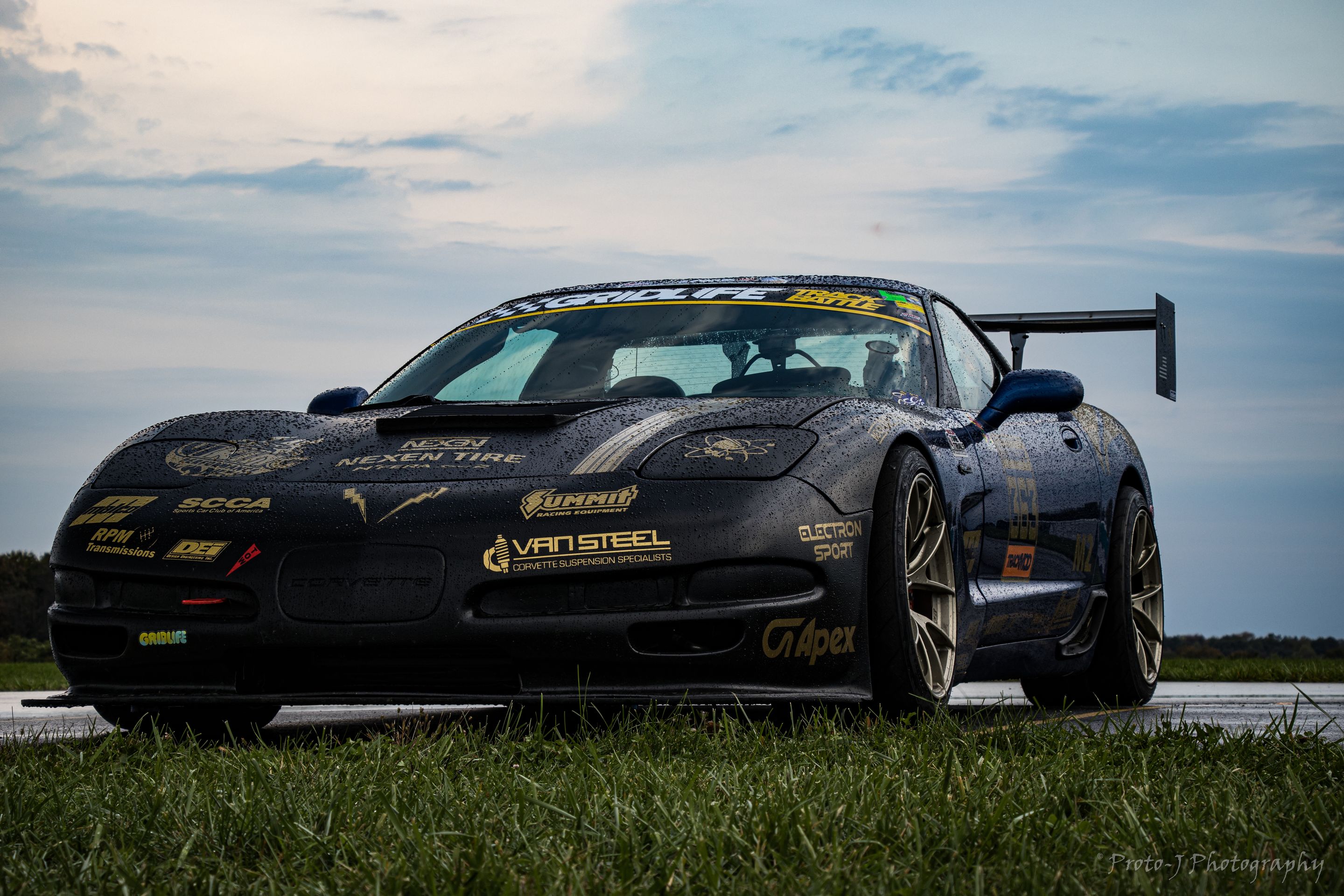 Blue Chevrolet C5 Corvette Z06 with 18" VS-5RS Apex wheels in Motorsport Gold