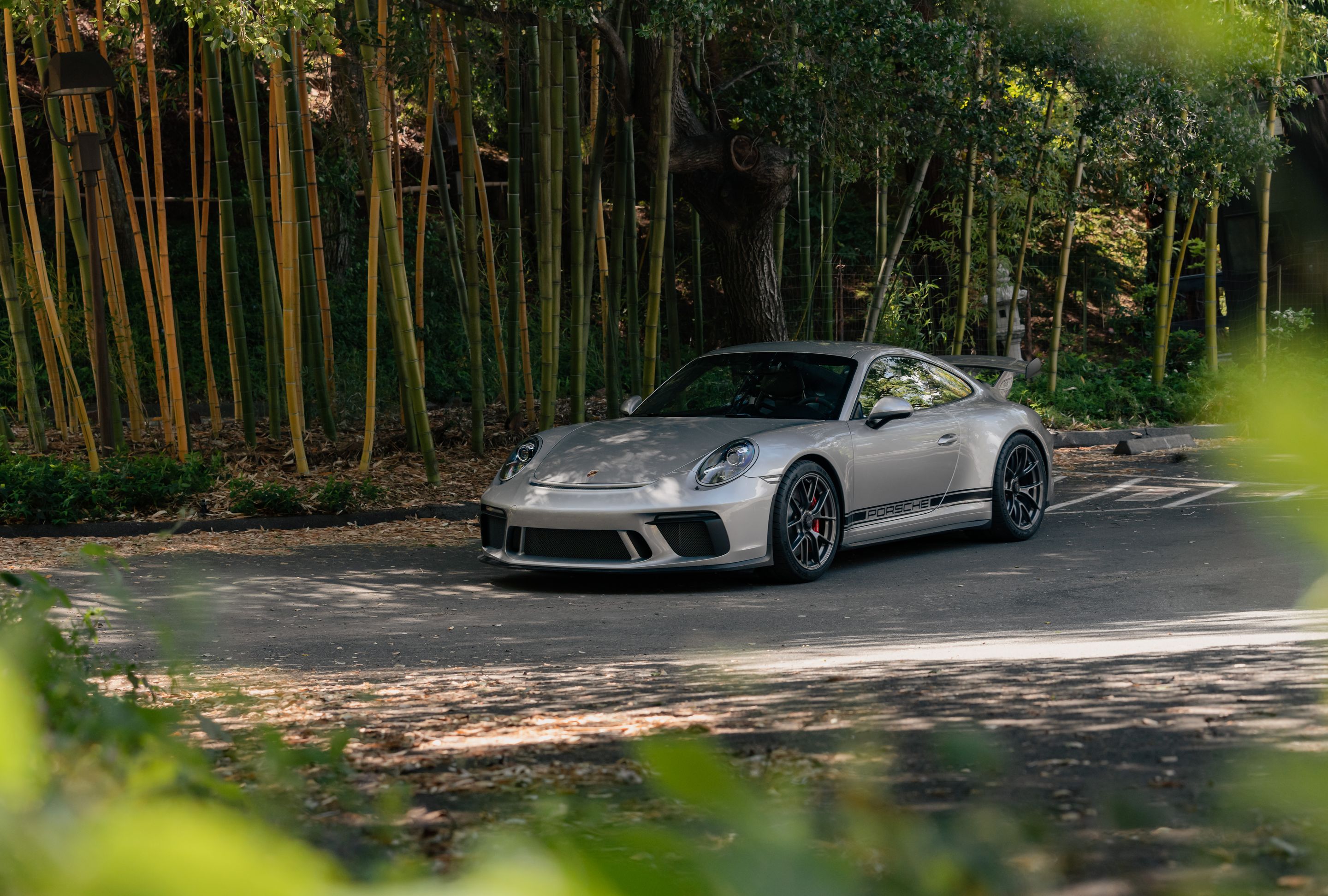 Silver Porsche 911 991.2 GT3 with 19" VS-5RS Apex wheels in Anthracite