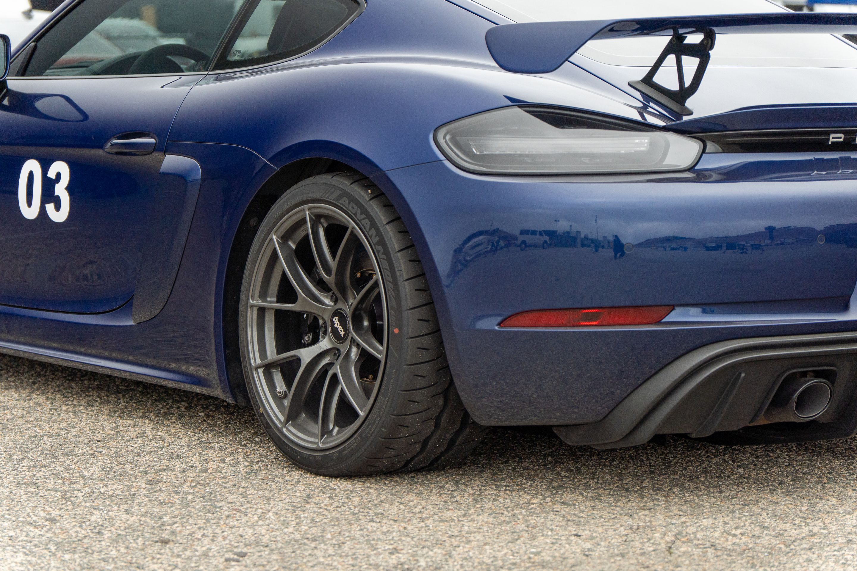 Blue Porsche 718 Cayman GT4 with 19" VS-5RS Apex wheels in Anthracite