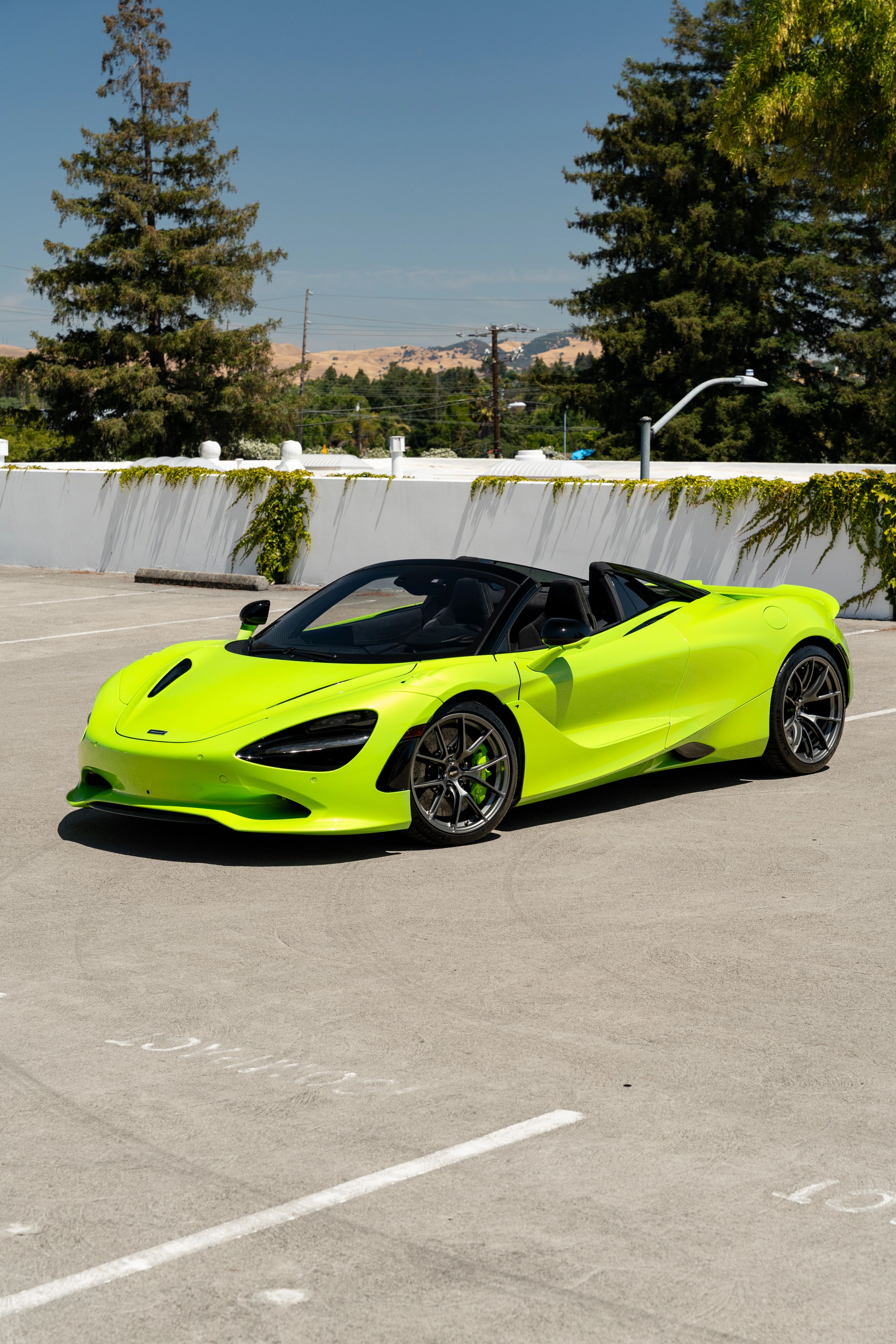 Green McLaren 750S with 19"/20" VS-5RS Apex wheels in Anthracite