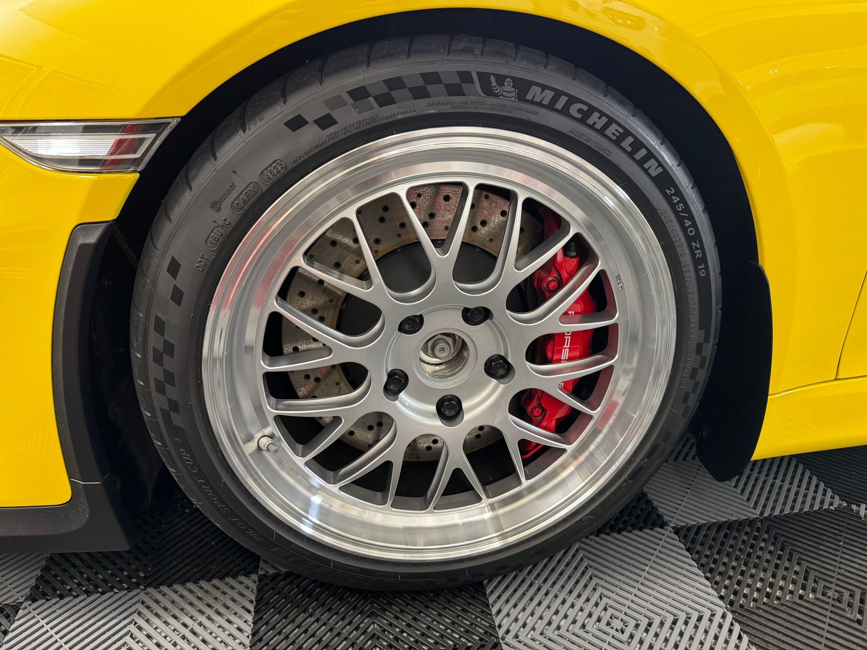 Yellow Porsche 981 Cayman GT4 with 19" ML-10RT Apex wheels in Machined Lip Race Silver