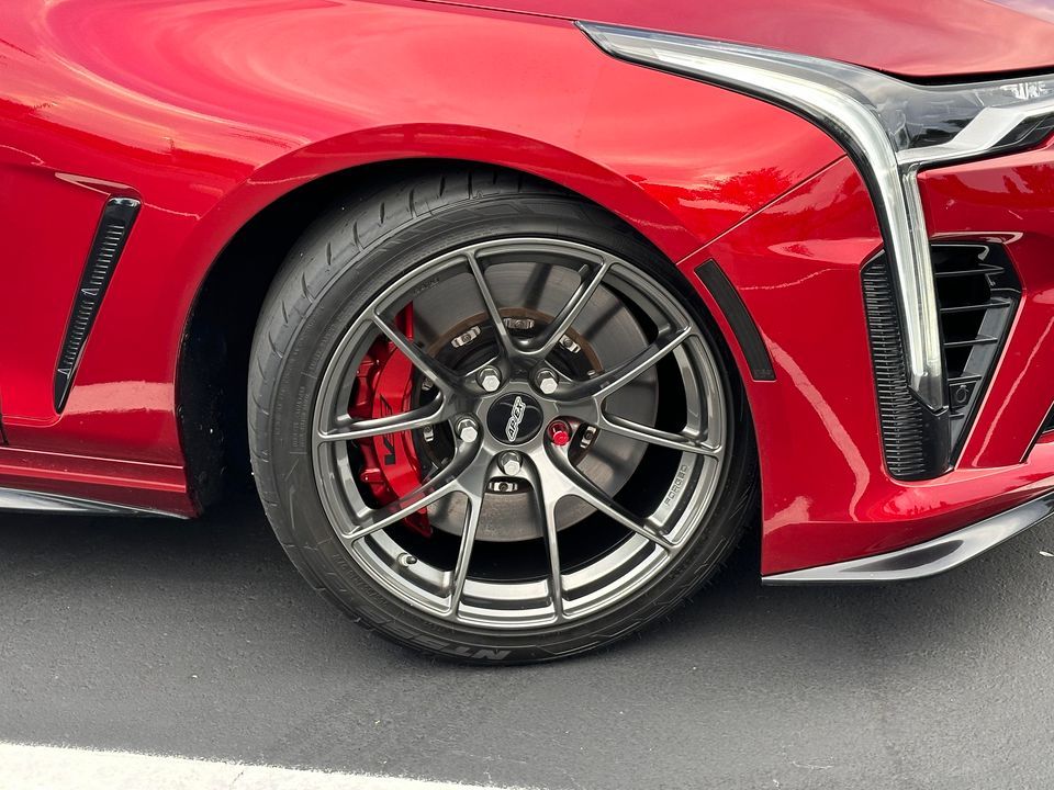 Red Cadillac CT4-V Blackwing with 18" VS-5RS Apex wheels in Anthracite