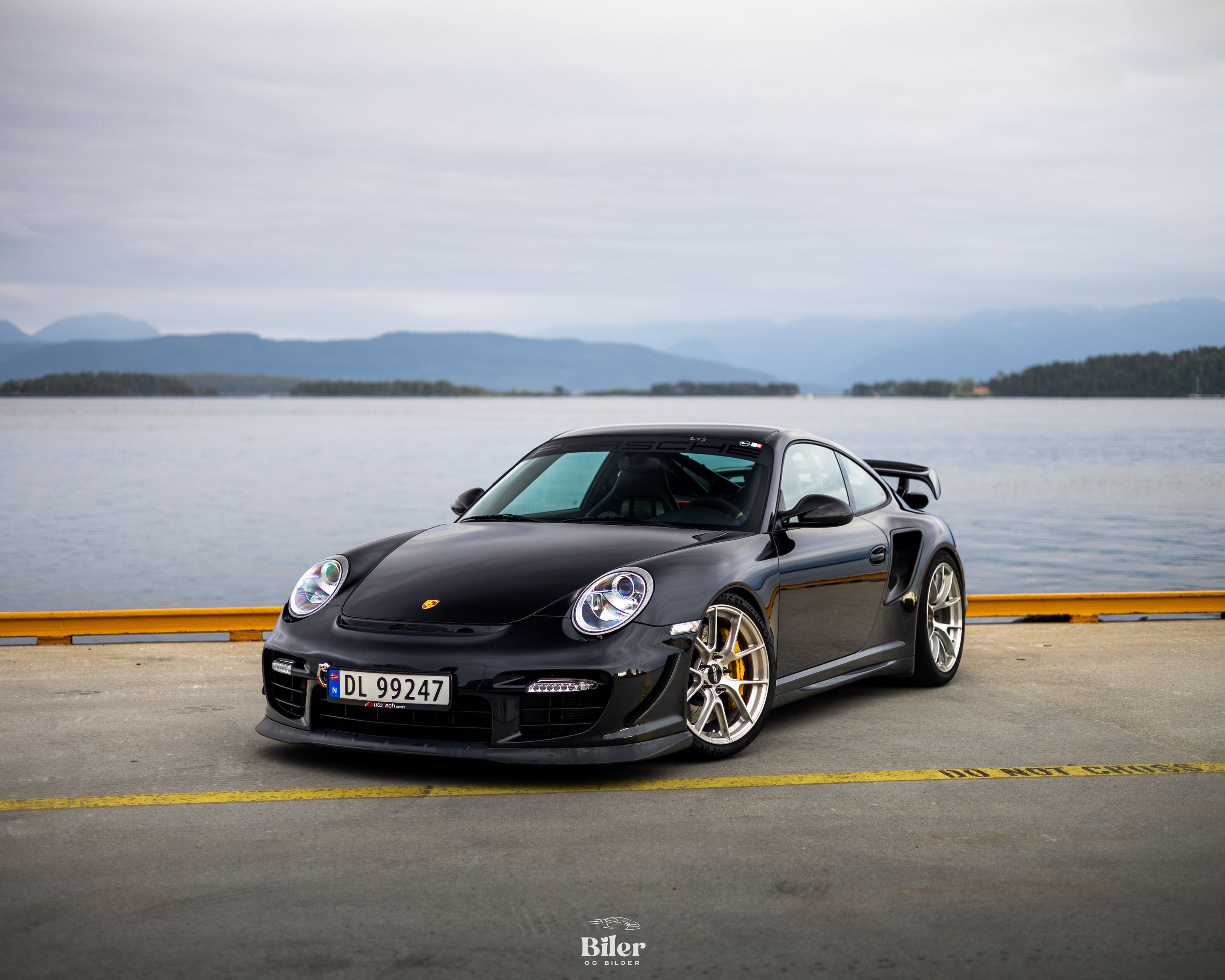 Black Porsche 911 997 GT2 with 19" VS-5RS Apex wheels in Brushed Clear