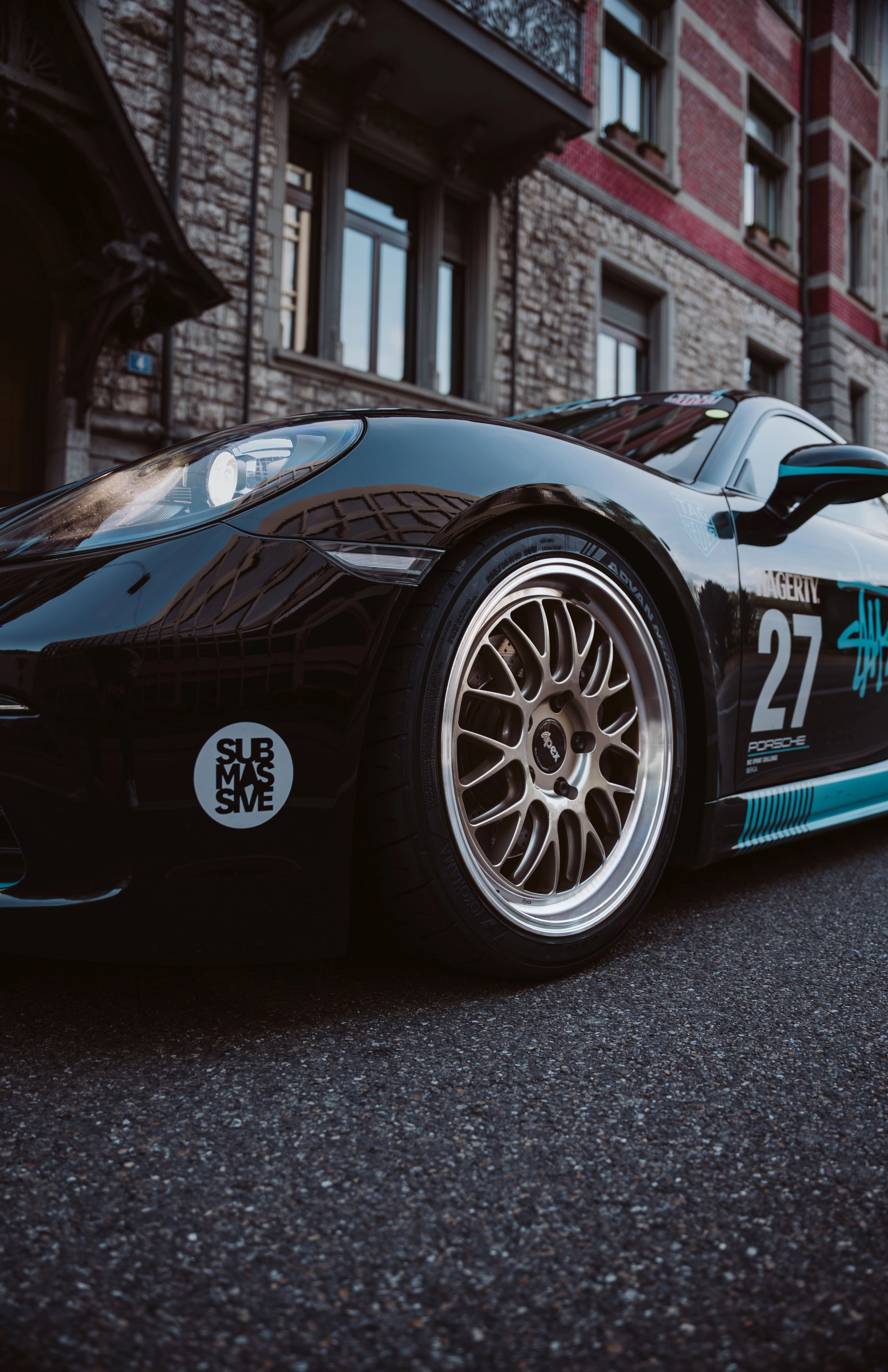 Black Porsche 718 Cayman Base with 19" ML-10RT Apex wheels in Machined Lip Gloss Motorsport Gold