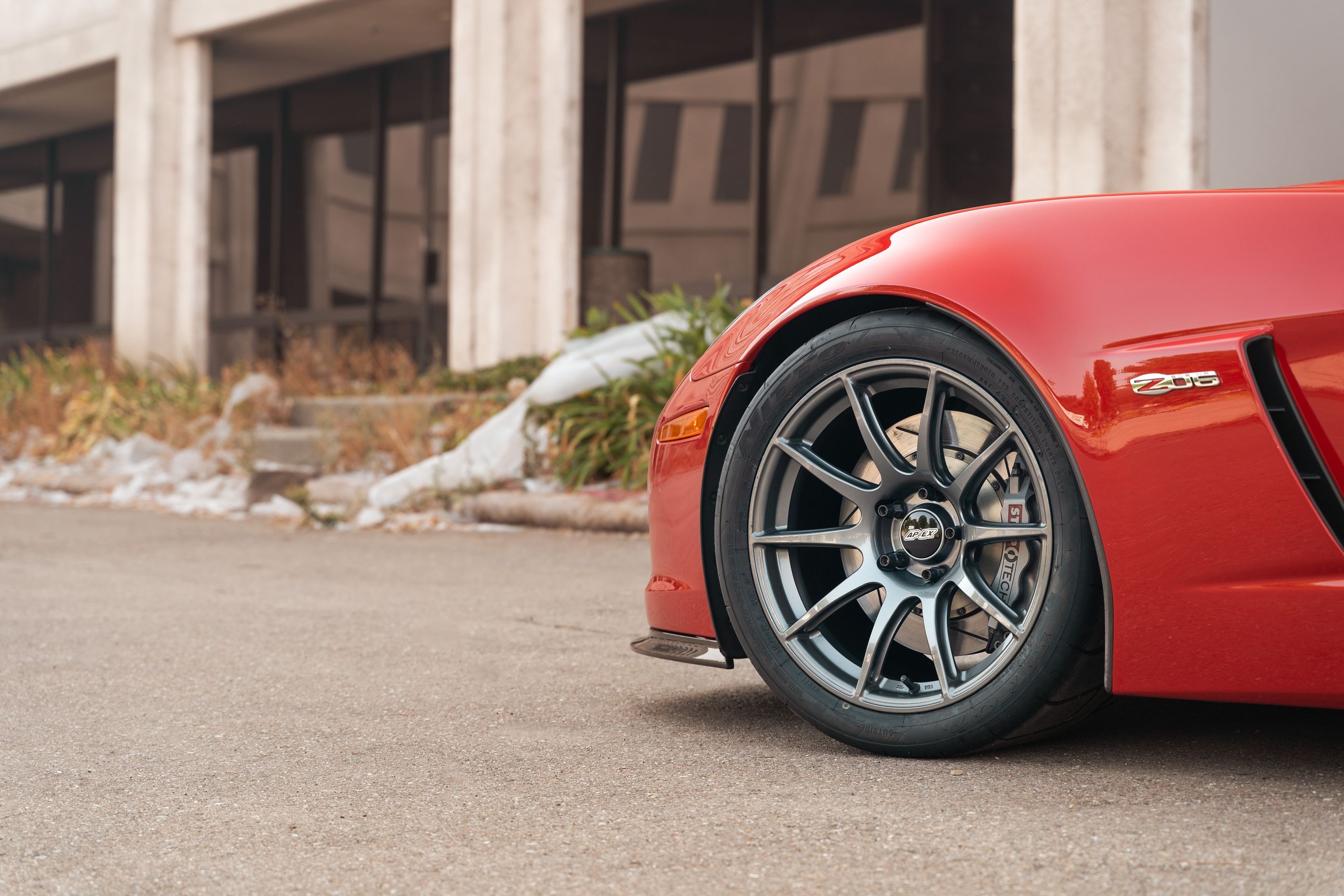 Red Chevrolet C6 Corvette Z06 with 18" SM-10 Apex wheels in Anthracite