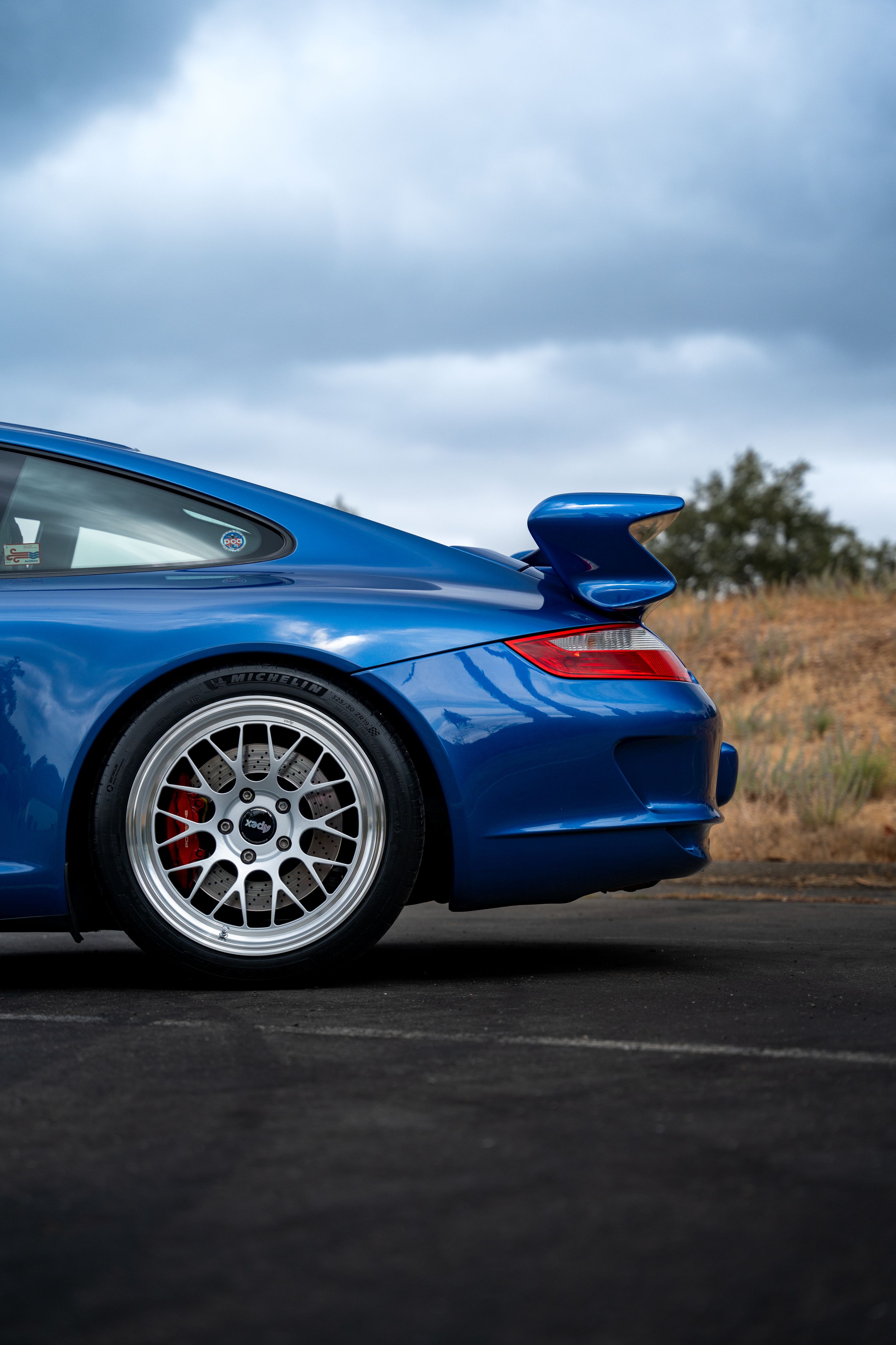 Blue Porsche 911 997 GT3 with 19" ML-10RT Apex wheels in Machined Lip Race Silver