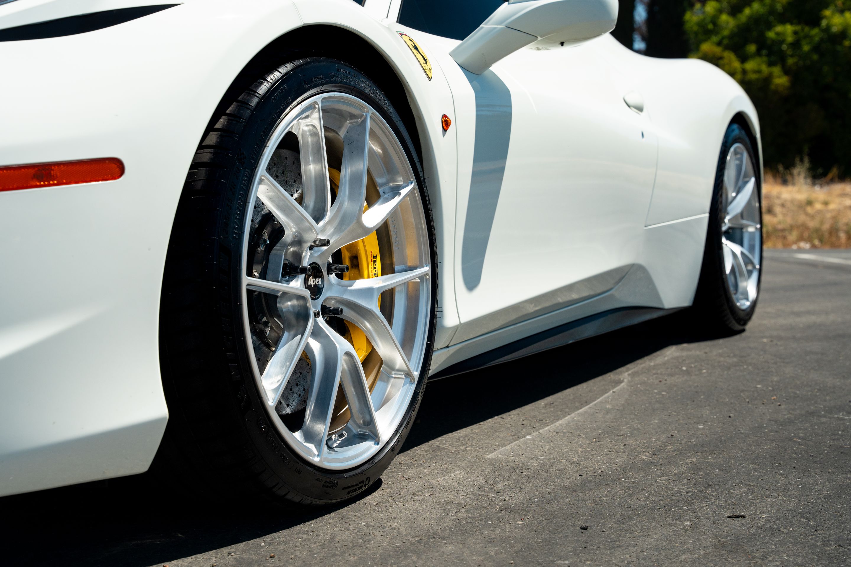 White Ferrari 458 Italia with 20" VS-5RS Apex wheels in Brushed Clear
