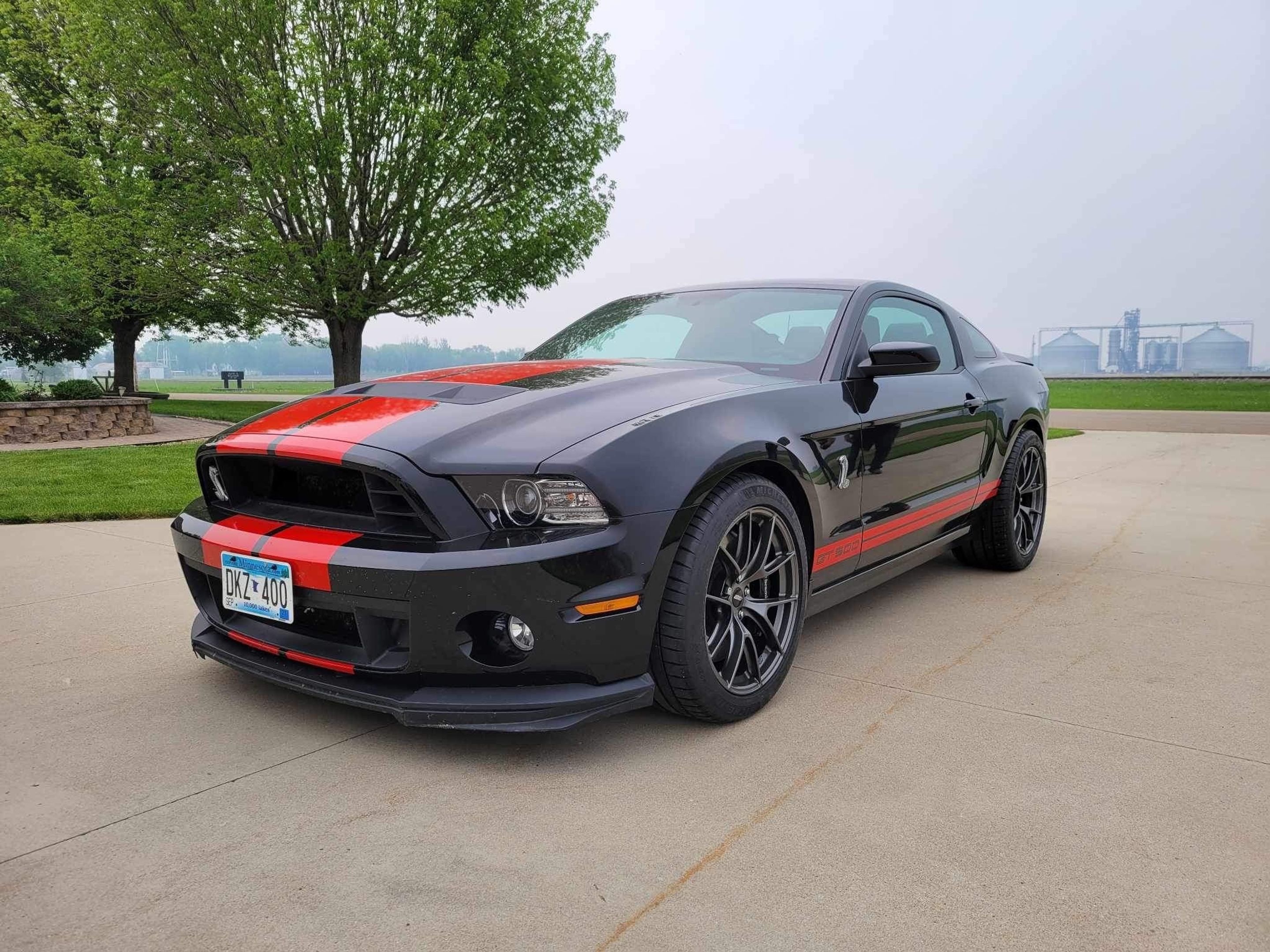 Black Ford S197 Mustang GT500 with 19"/20" VS-5RS Apex wheels in Anthracite