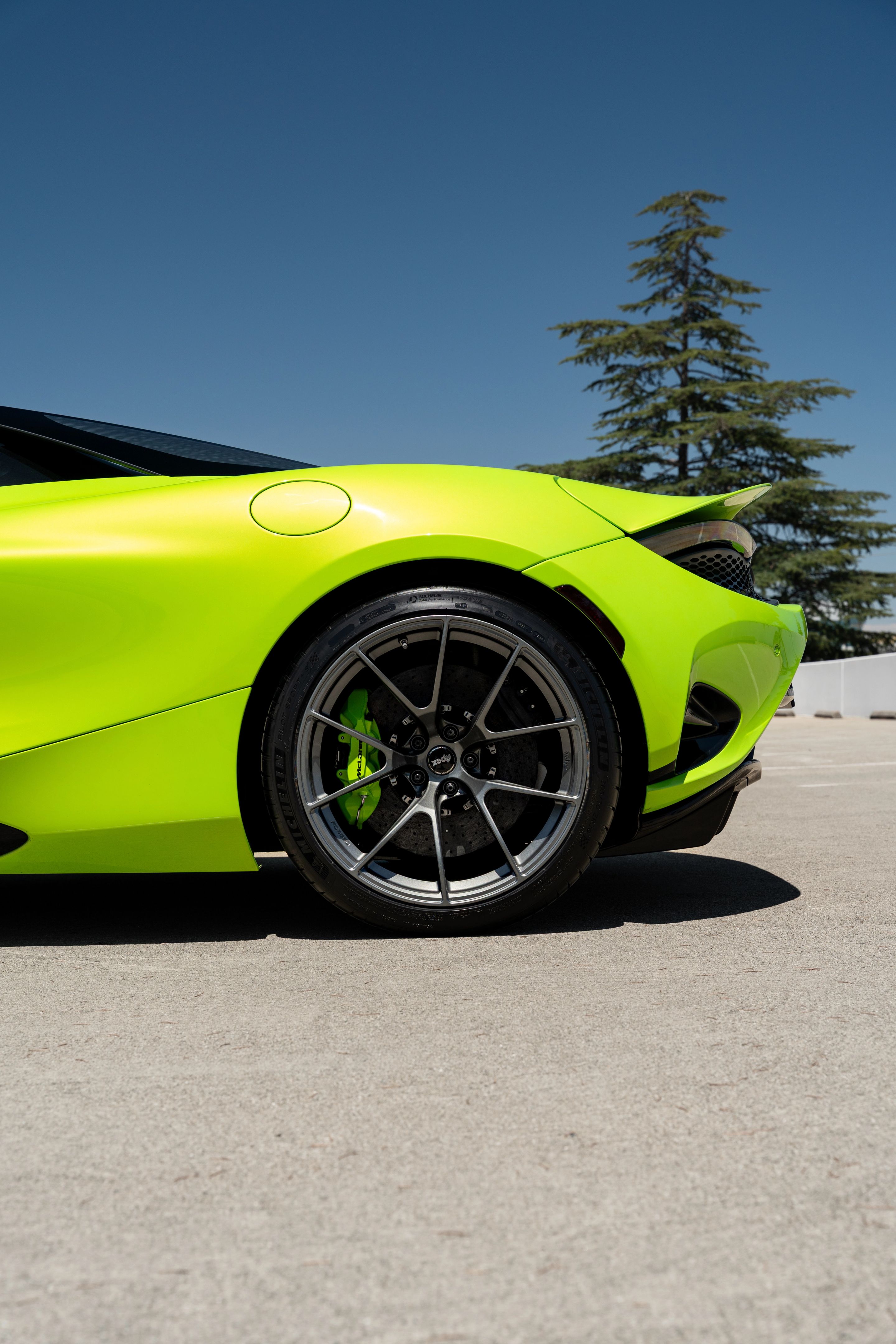Green McLaren 750S with 19"/20" VS-5RS Apex wheels in Anthracite