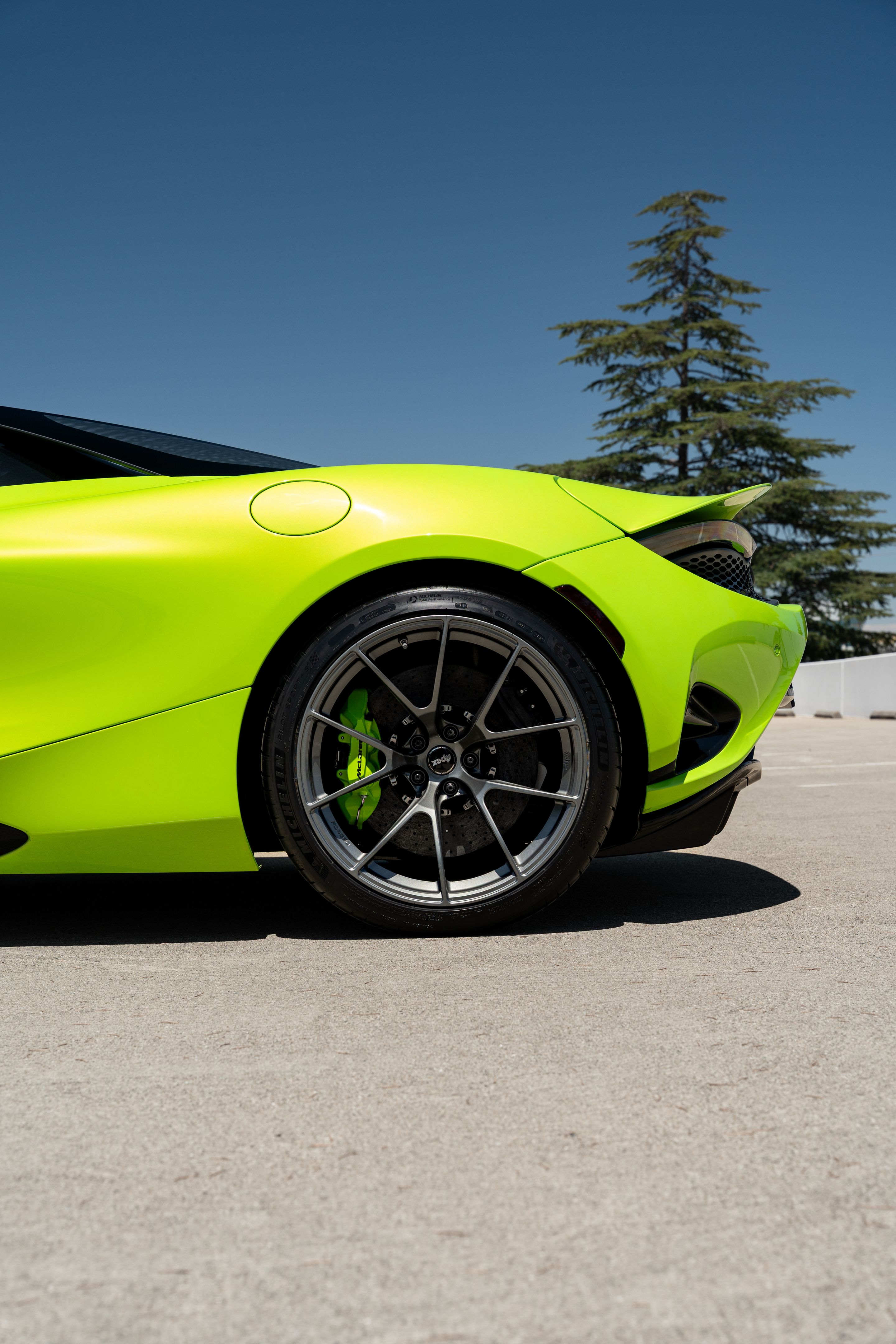 Green McLaren 750S with 19"/20" VS-5RS Apex wheels in Anthracite