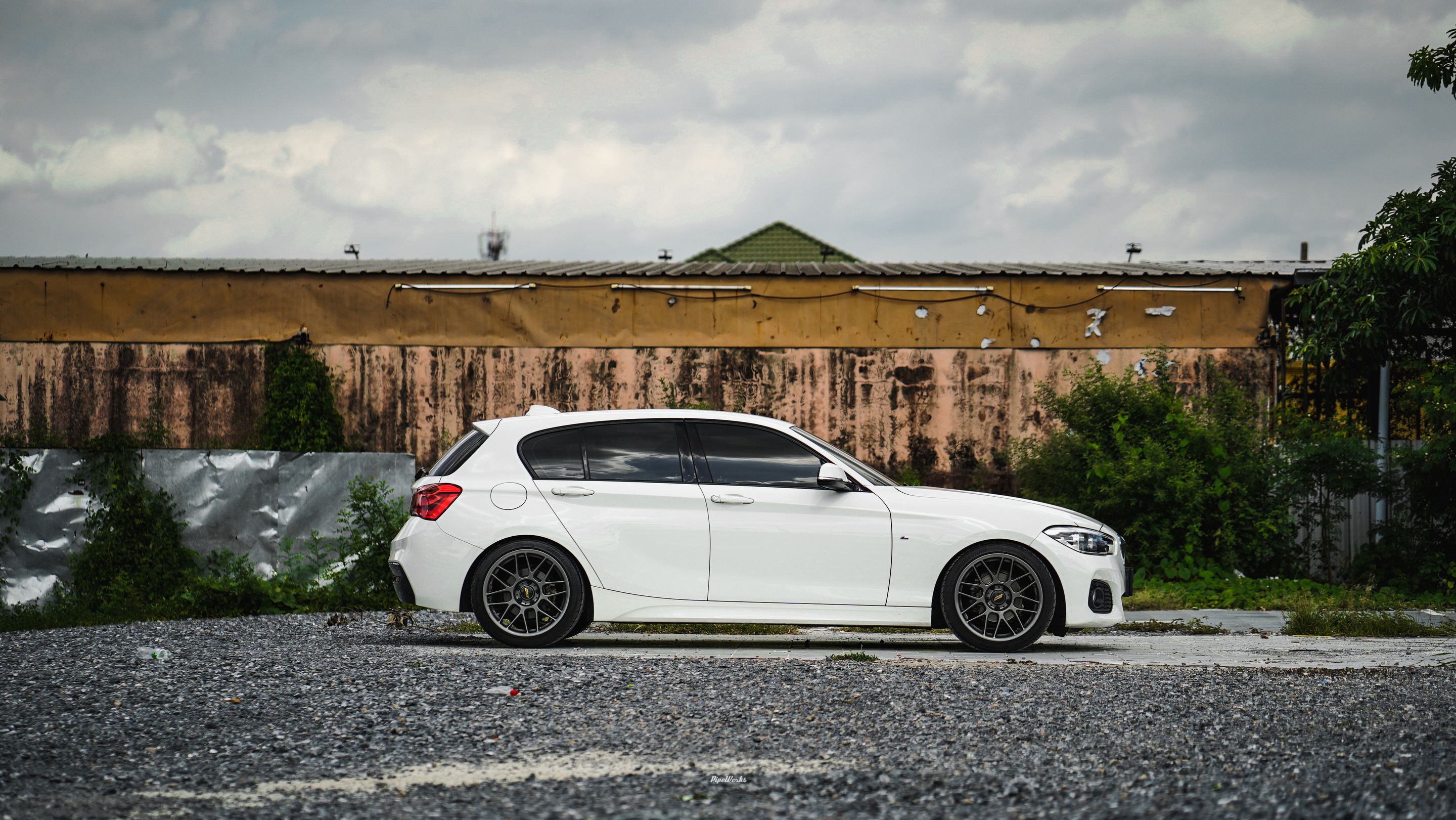 White BMW F20 Hatchback 1 Series with 18" ARC-8 Apex wheels in Anthracite