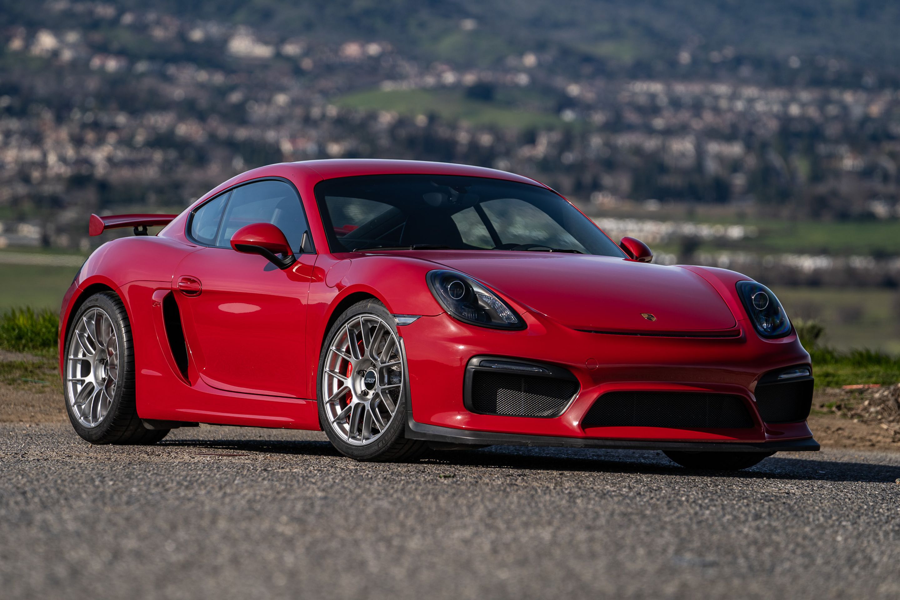 Red Porsche 981 Cayman GT4 with 19" EC-7RS Apex wheels in Race Silver