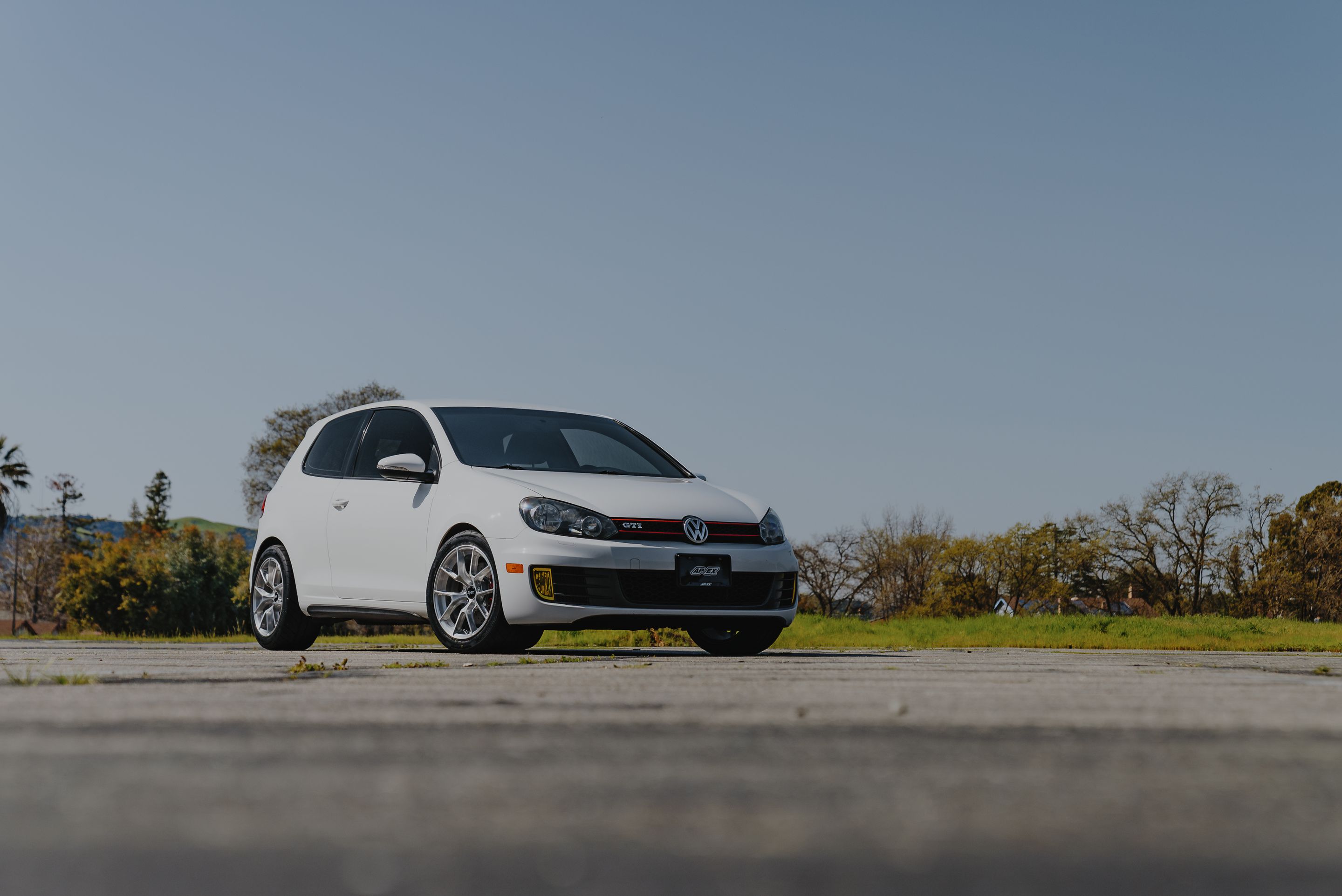 White VW MK6 GTI with 17" VS-5RS Apex wheels in Brushed Clear
