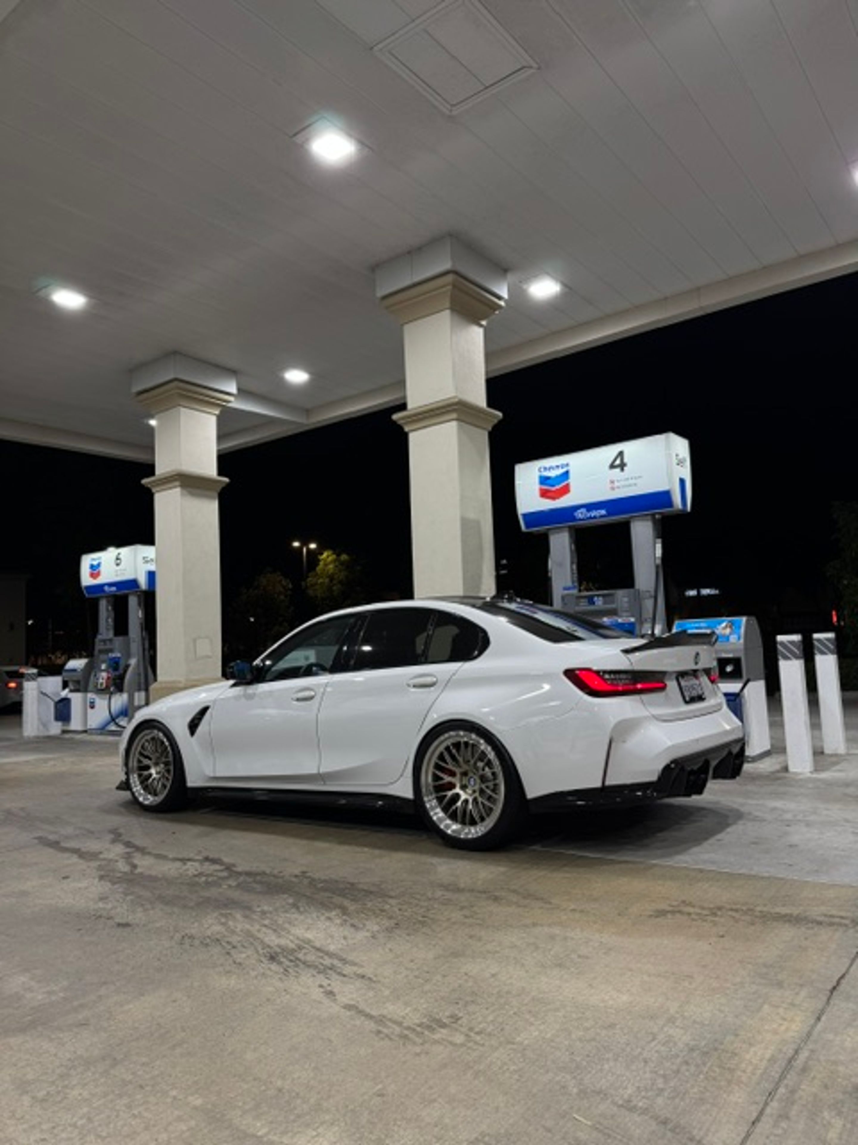 White BMW G80 M3 with 20" ML-10RT Apex wheels in Machined Lip Gloss Motorsport Gold