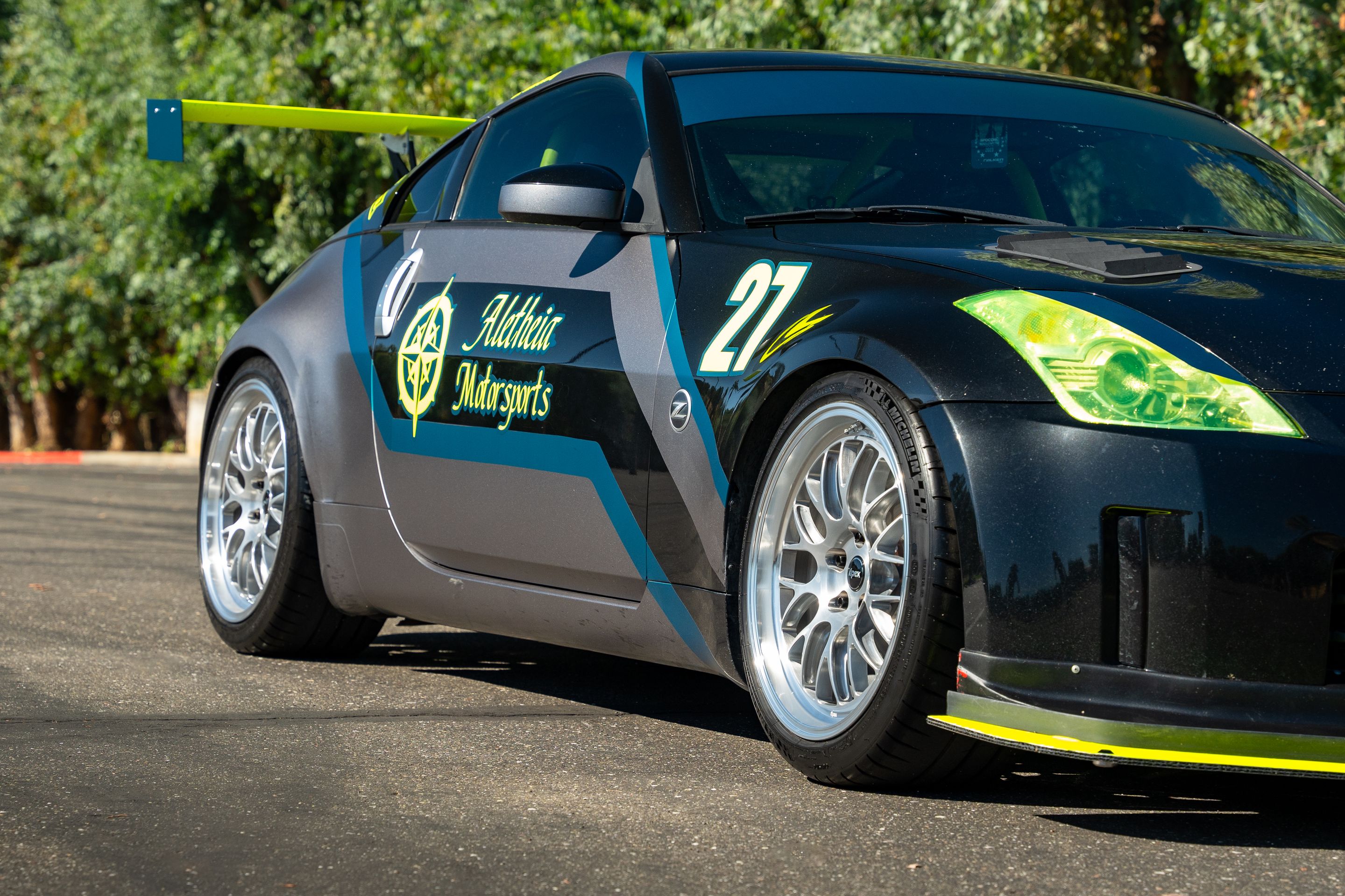 Grey Nissan 350Z with 19" ML-10RT Apex wheels in Machined Lip Brushed Clear
