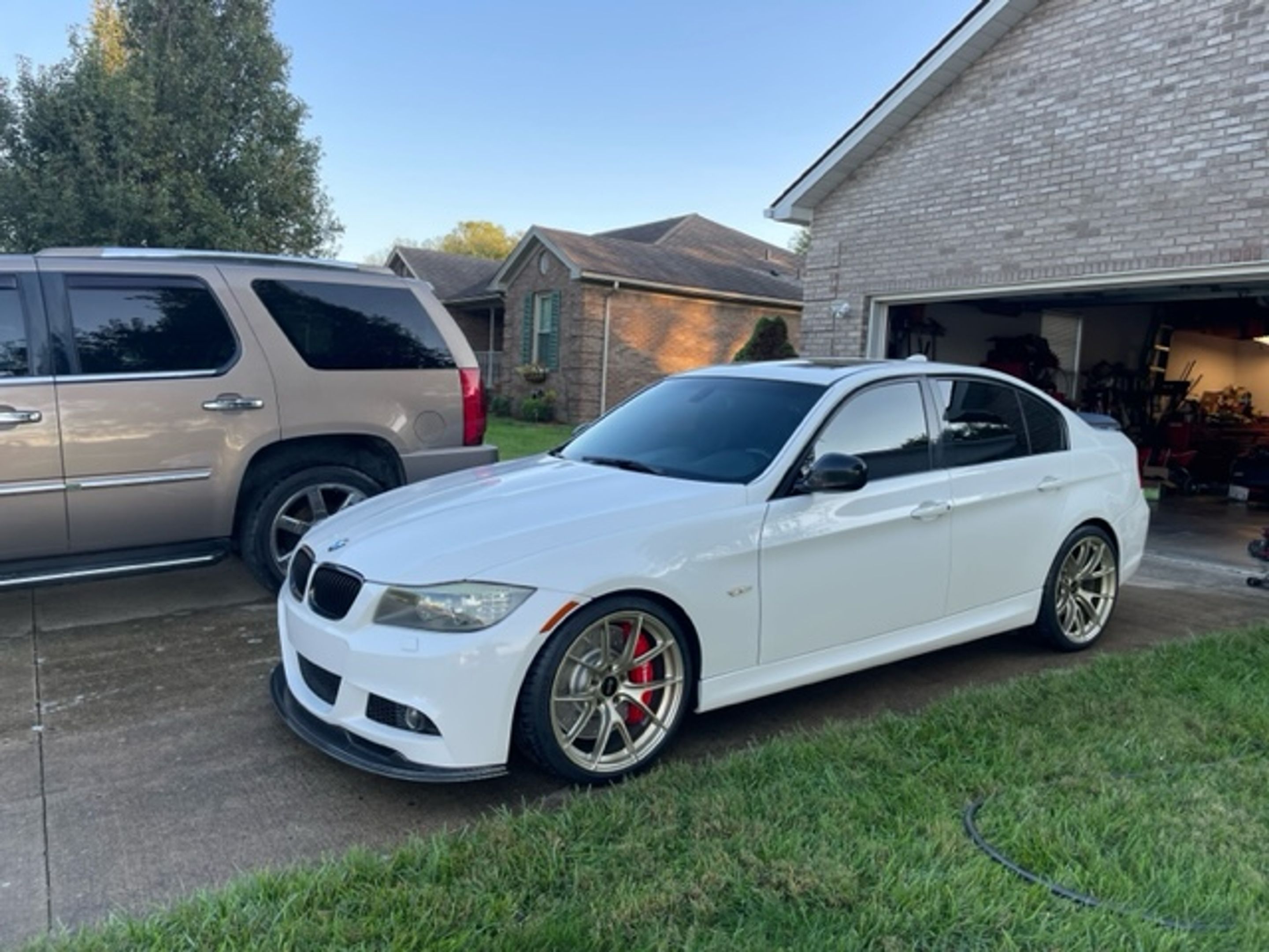 White BMW E90 LCI Sedan 3 Series with 19" VS-5RS Apex wheels in Motorsport Gold