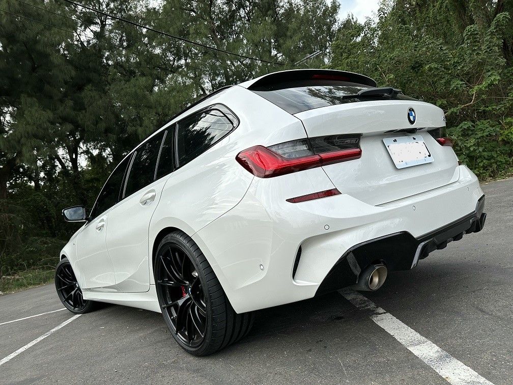 White BMW G21 Wagon 3 Series with 20" VS-5RS Apex wheels in Satin Black