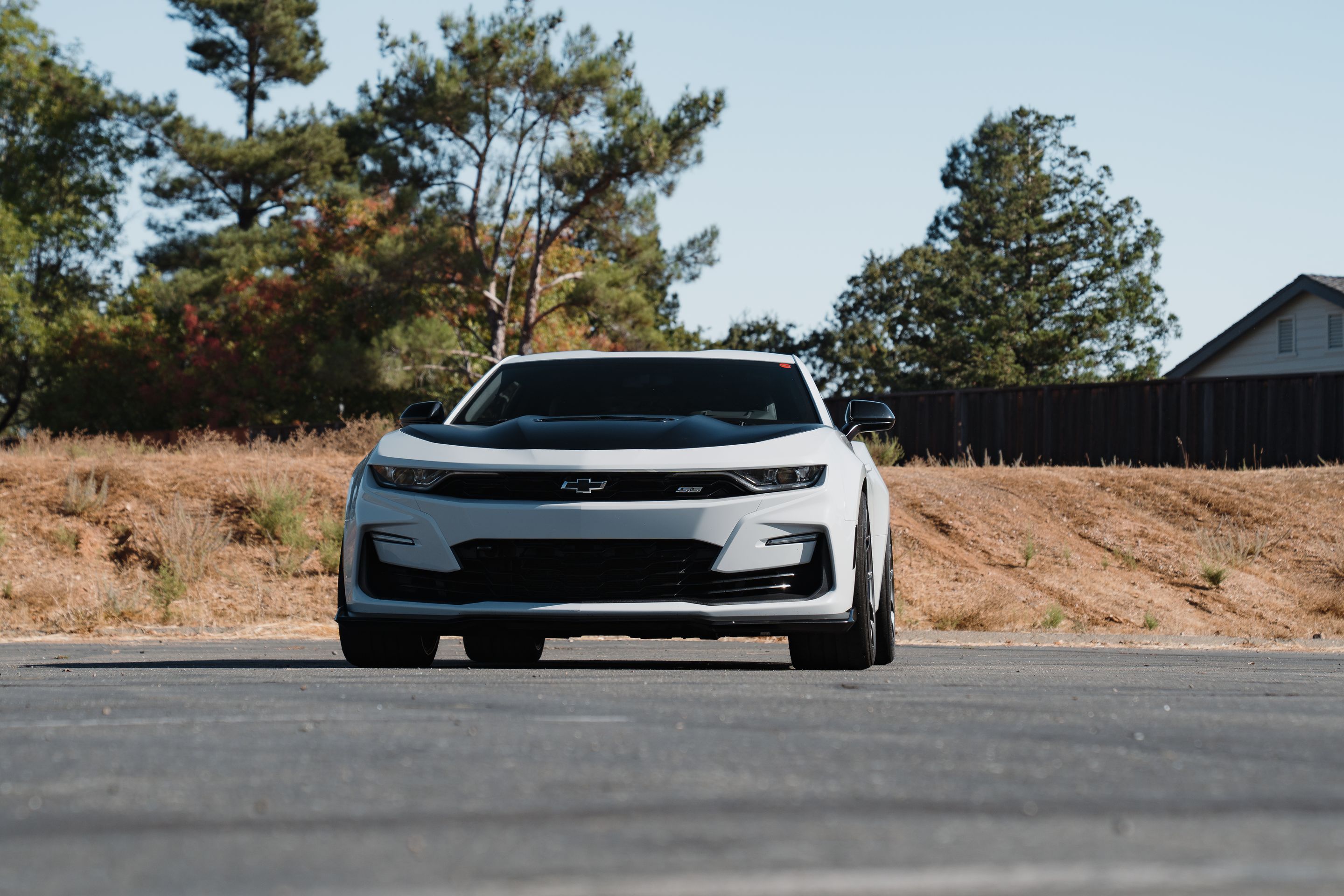 White Chevrolet 6th Gen Camaro SS 1LE with 20" VS-5RS Apex wheels in Anthracite