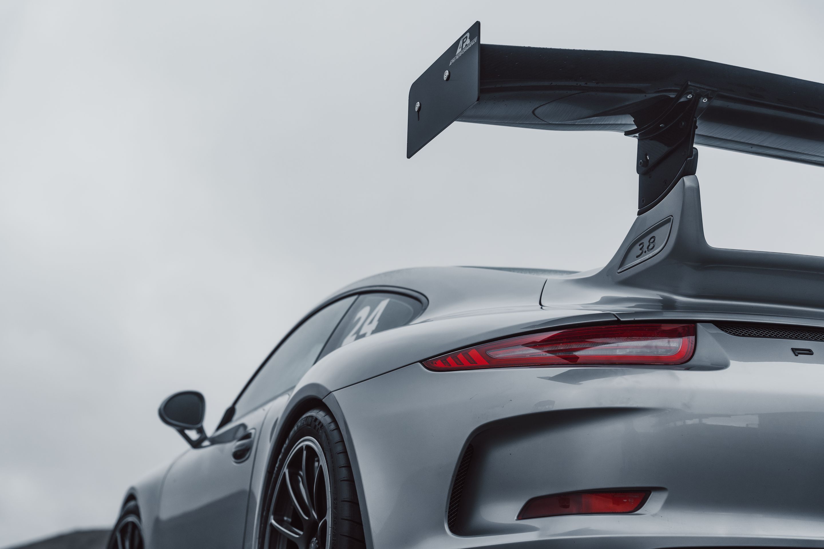 Silver Porsche 911 991.1 GT3 with 19" SM-10RE Apex wheels in Anthracite